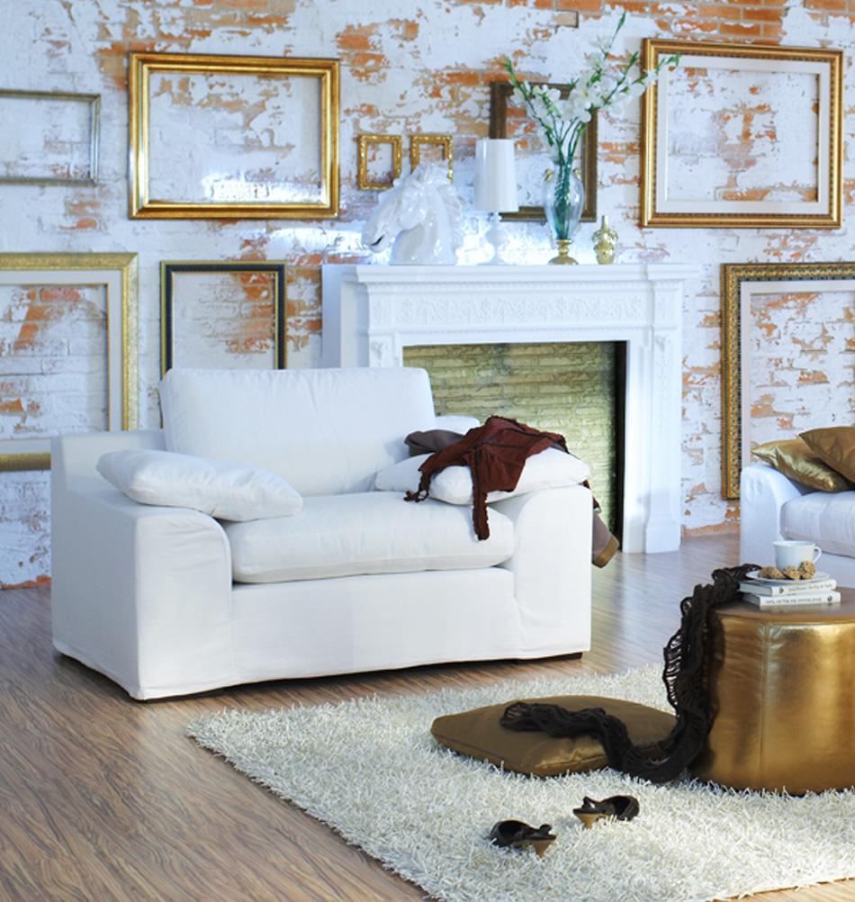 Extravagantes Wohnzimmer mit Zweisitzer #bilderrahmen #sessel #unverputztewand #wanddeko #backstein ©milanari