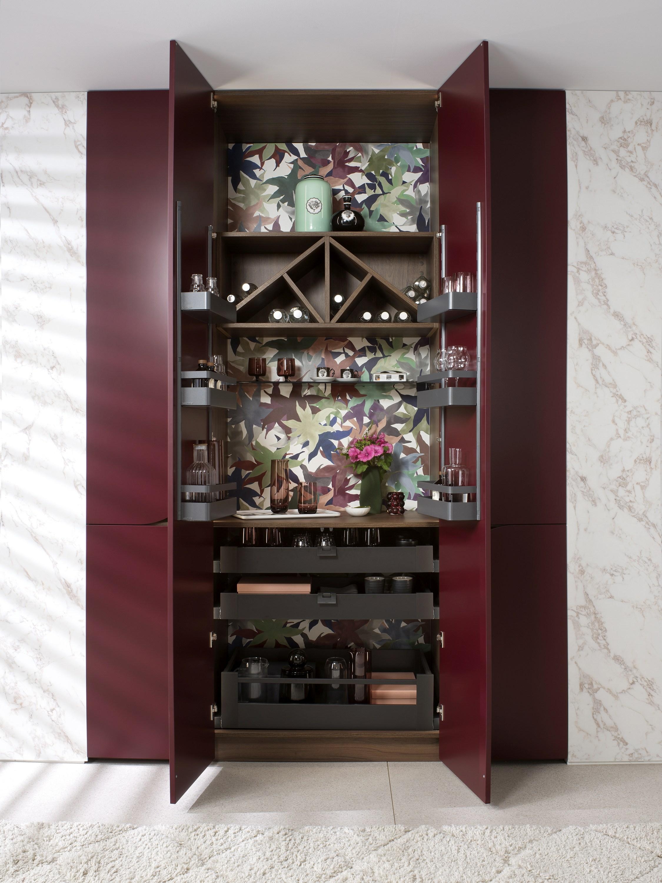 Extravaganz zieht ins Interieur ein: Mit dem Print-Dekor „Iris des Marais“ präsentieren Christian Lacroix Maison und SCHMIDT ein neues Kapitel ihrer kreativen Allianz.
