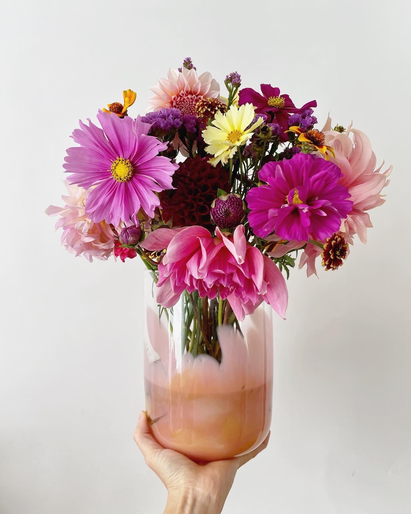 #fallflowers # slowflowers #colorful #october #fall #flowers #interior #decoration #freshflowers @Studiobloom_design