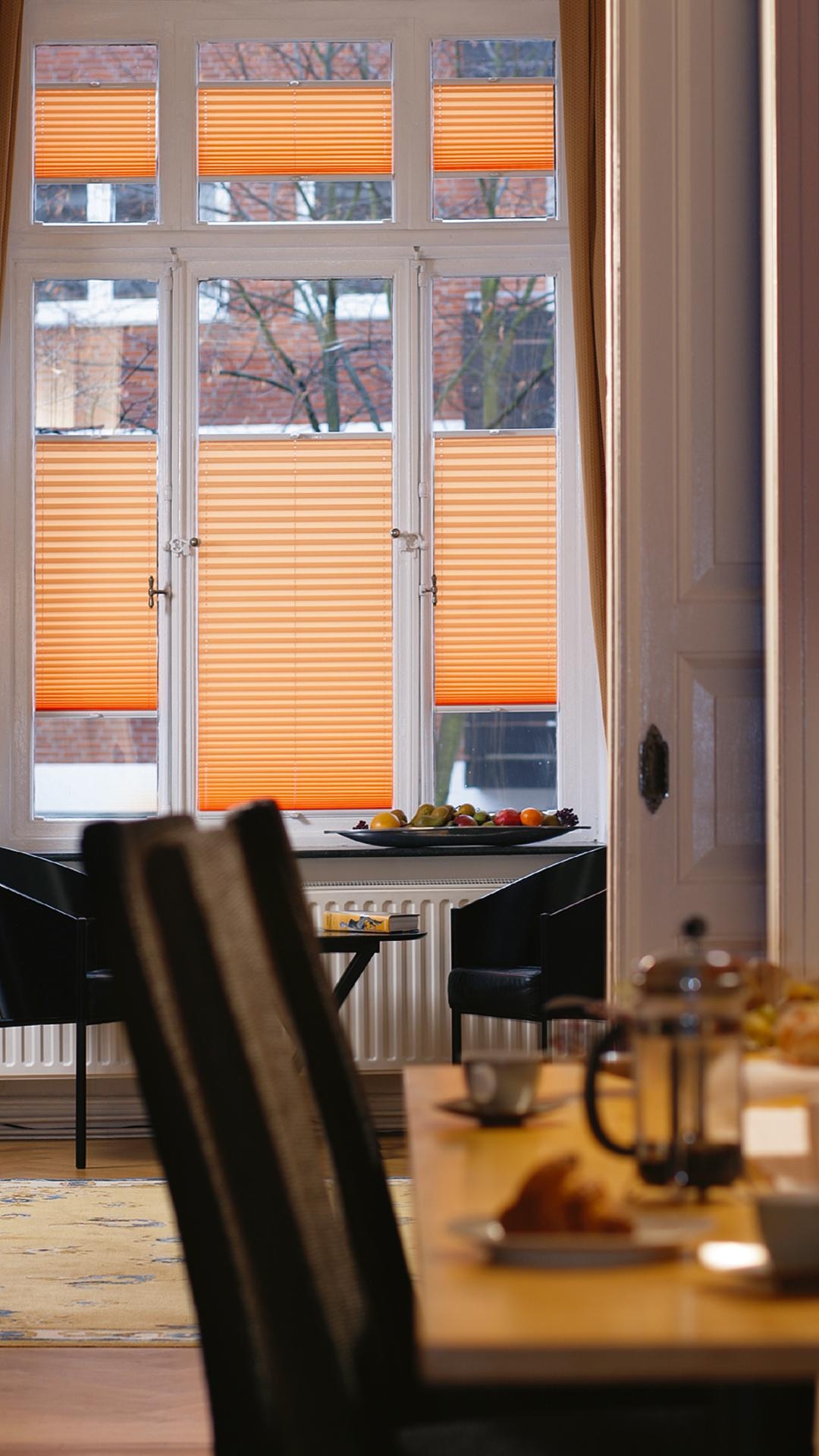 Faltenschöne Plissee Dekoration am Fenster im Altbau. Variabel verstellbarer Sichtschutz und Sonnenschutz #Esszimmer #Altbau 