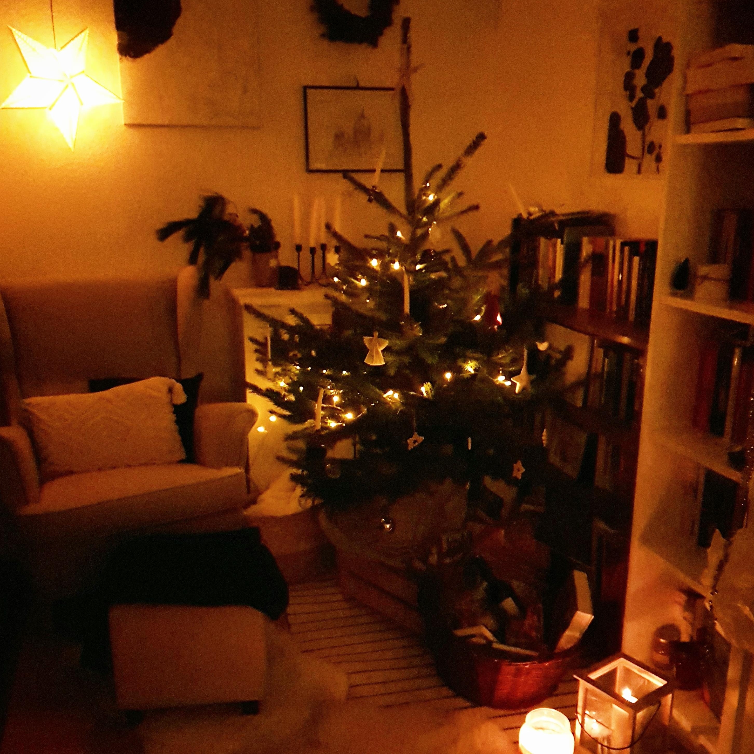 Familie war schön, aber daheim zu sein ist auch wunderbar ☆ 
#weihnachtsbaum #kerzen #fell #hygge #peace #quiet #peace
