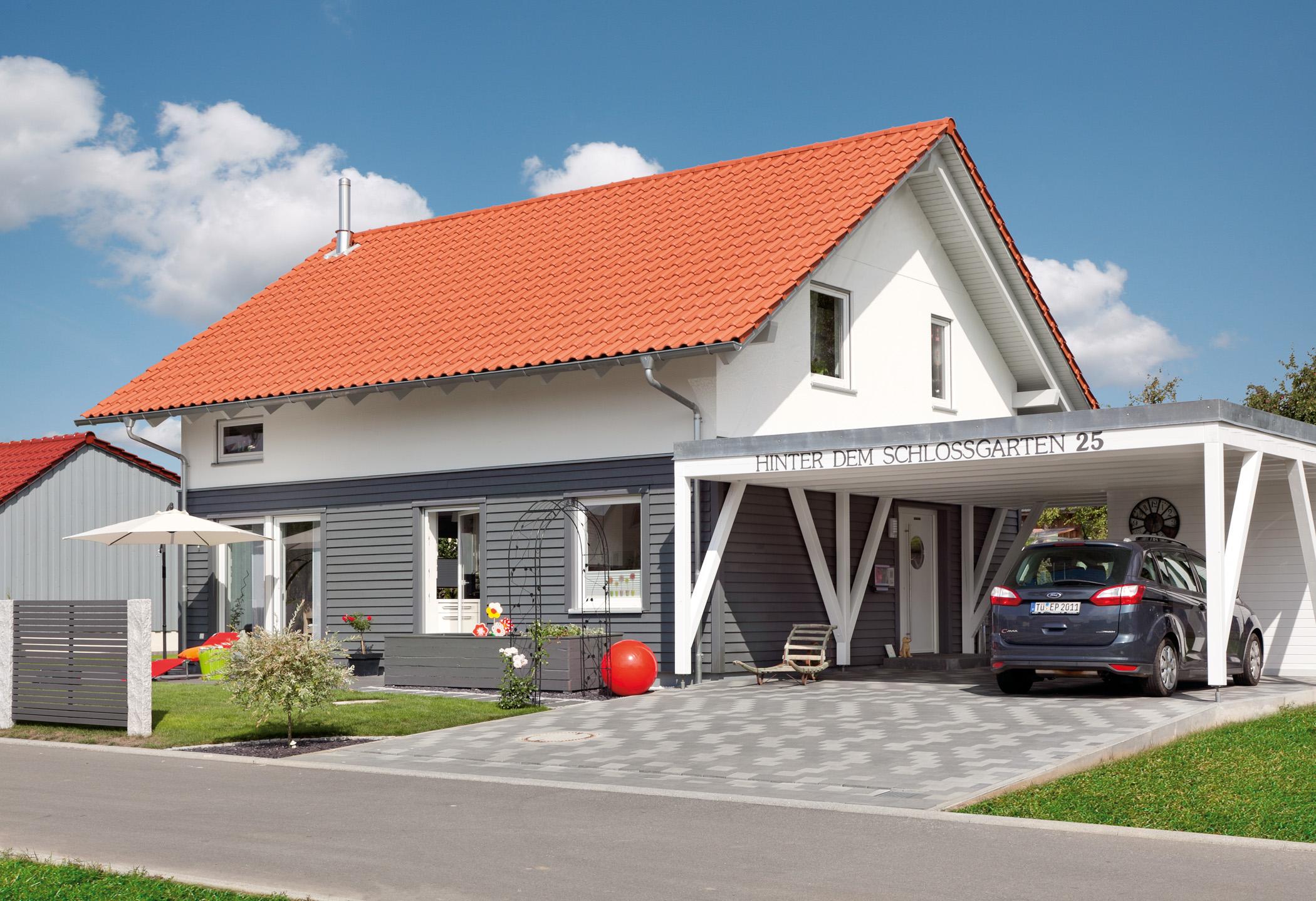 Familienhaus mit Einfahrt #gartenzaun #carport #vorgartengestaltung #garage ©SchwörerHaus/J.Lippert