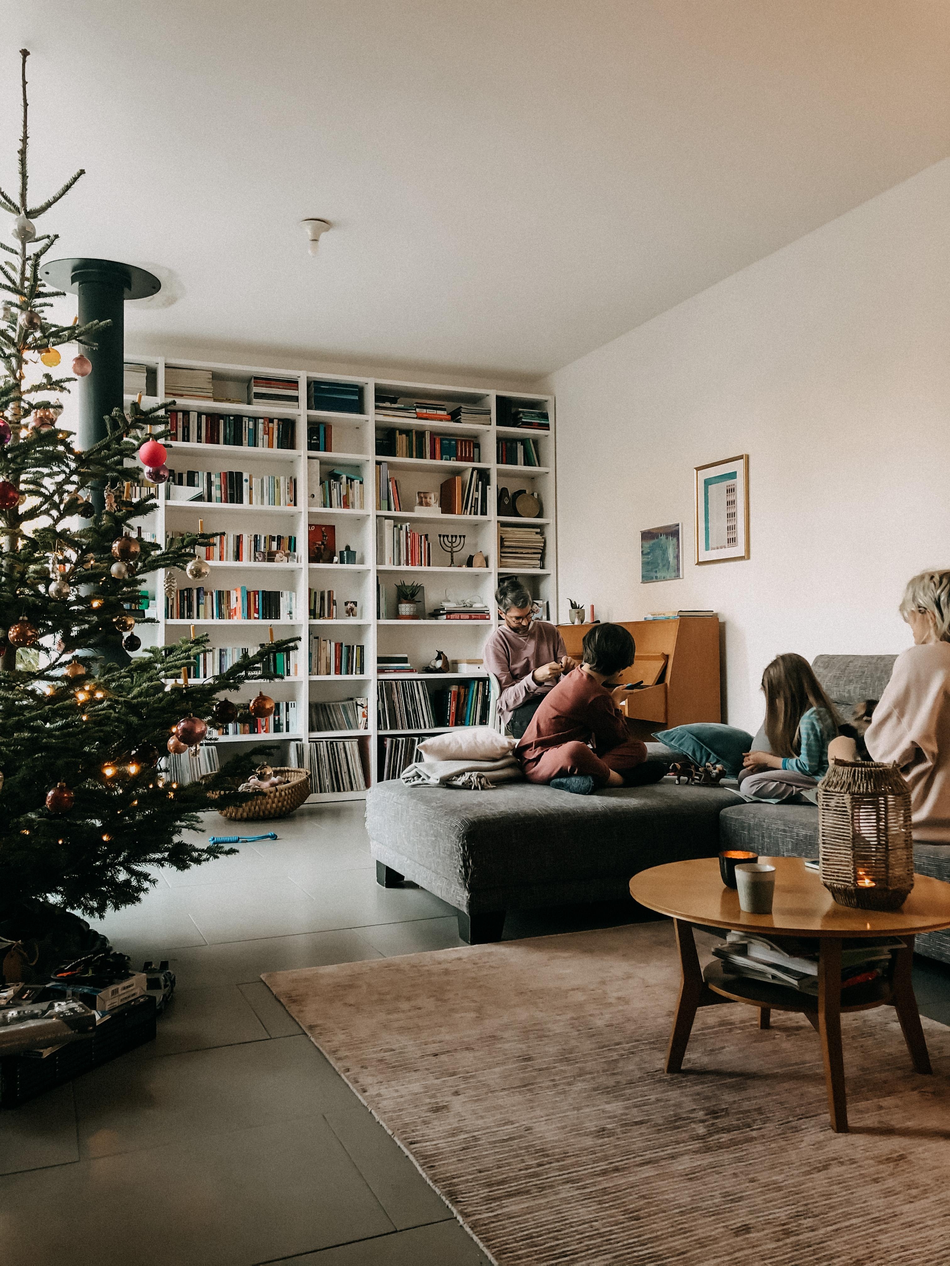 Family First!
#wohnzimmer #christmasfeeling #christmas #family #vibes #kamin #bücherregal 