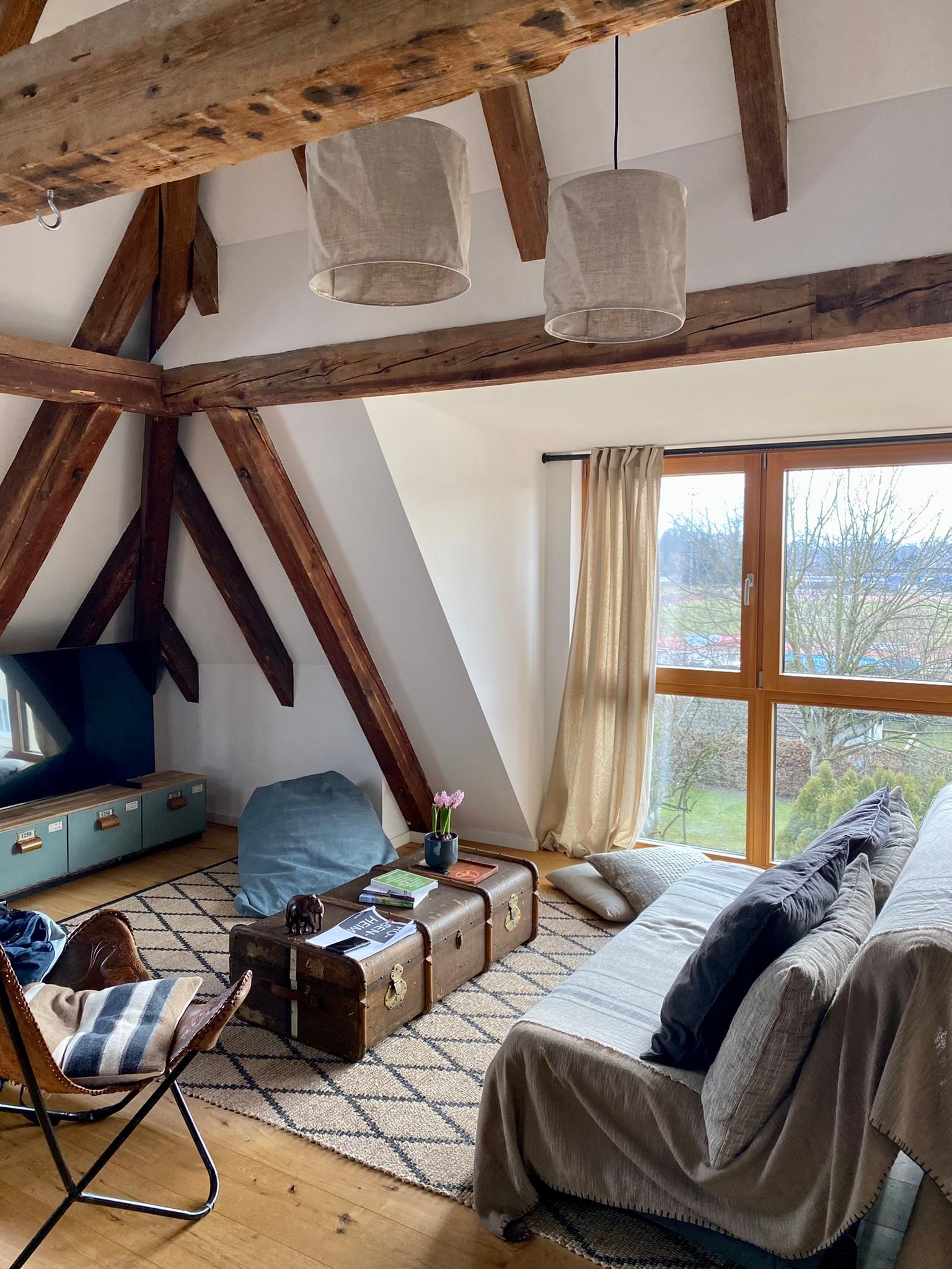 Fantastisches Loft in Bayern auf Airbnb entdeckt! #airbnb #bayern #kurzurlaub #loft #dachgeschoss #holzbalken 