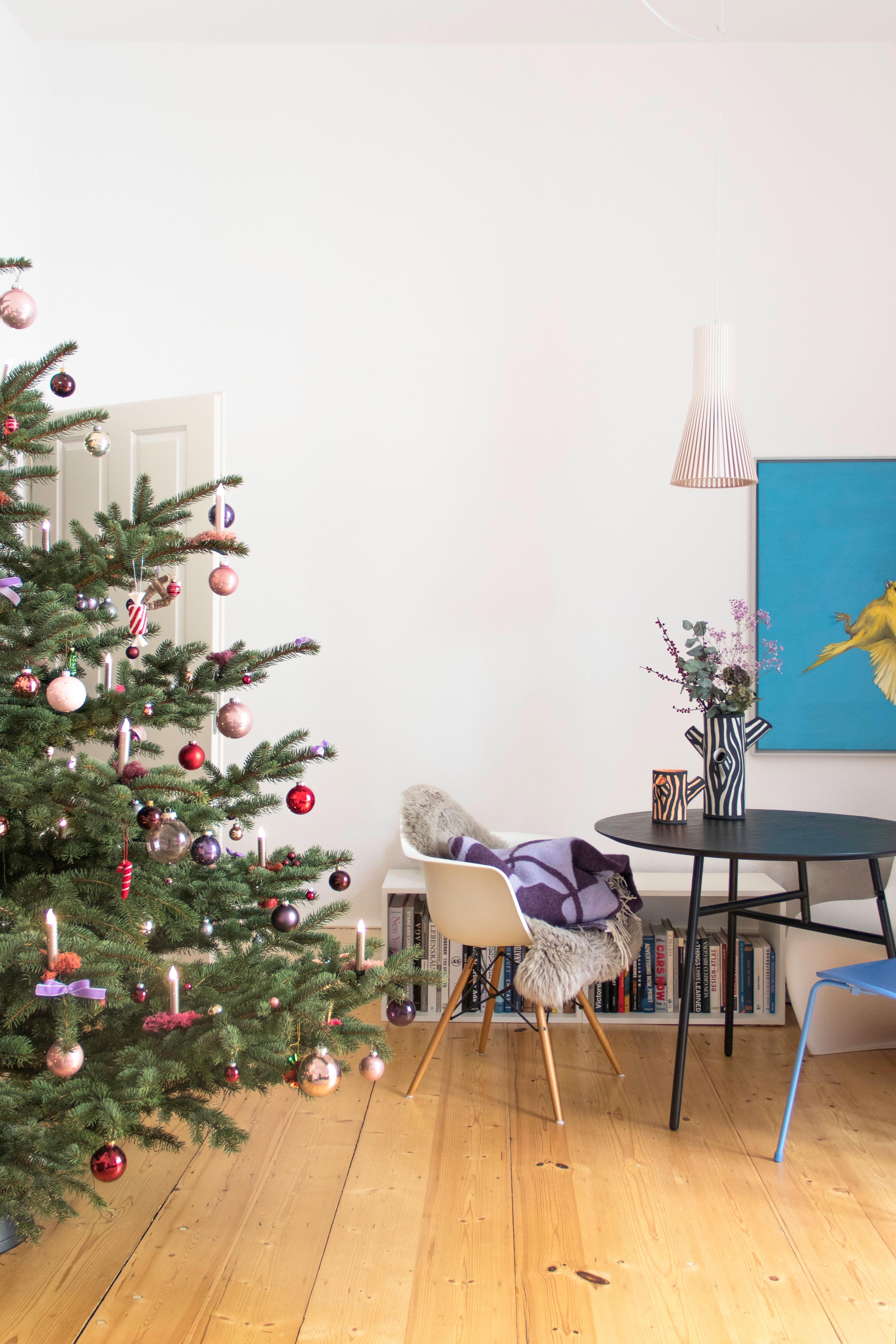 #farbe #bunt #farbenfroh #weihnachtsbaum #weihnachten #skandi #altbau #design #holzdielen
