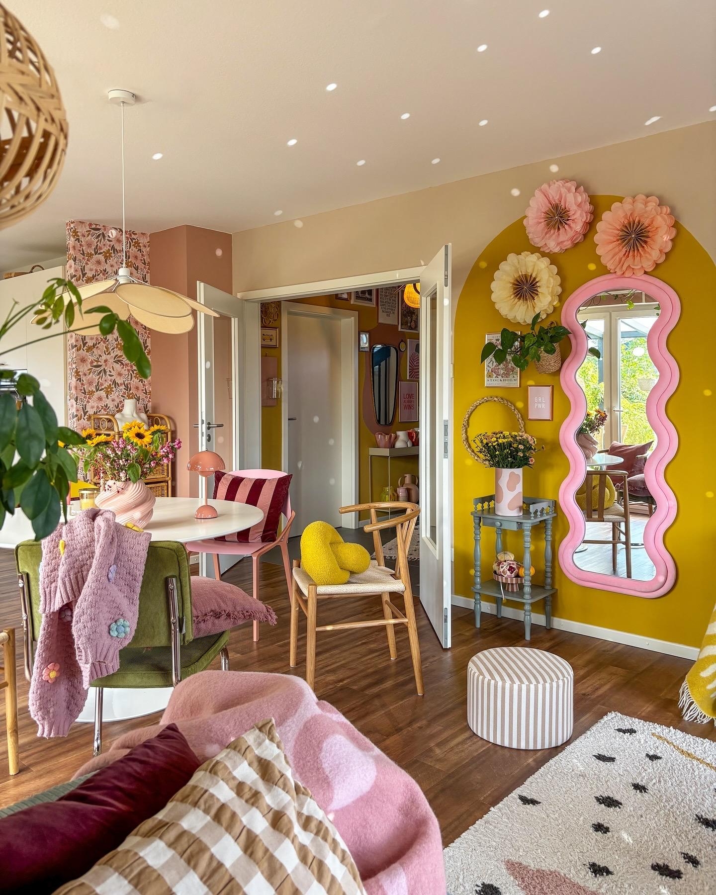 #farbe #esszimmer #colourfulhome #gelb #flowers #plantlover #cozyhome