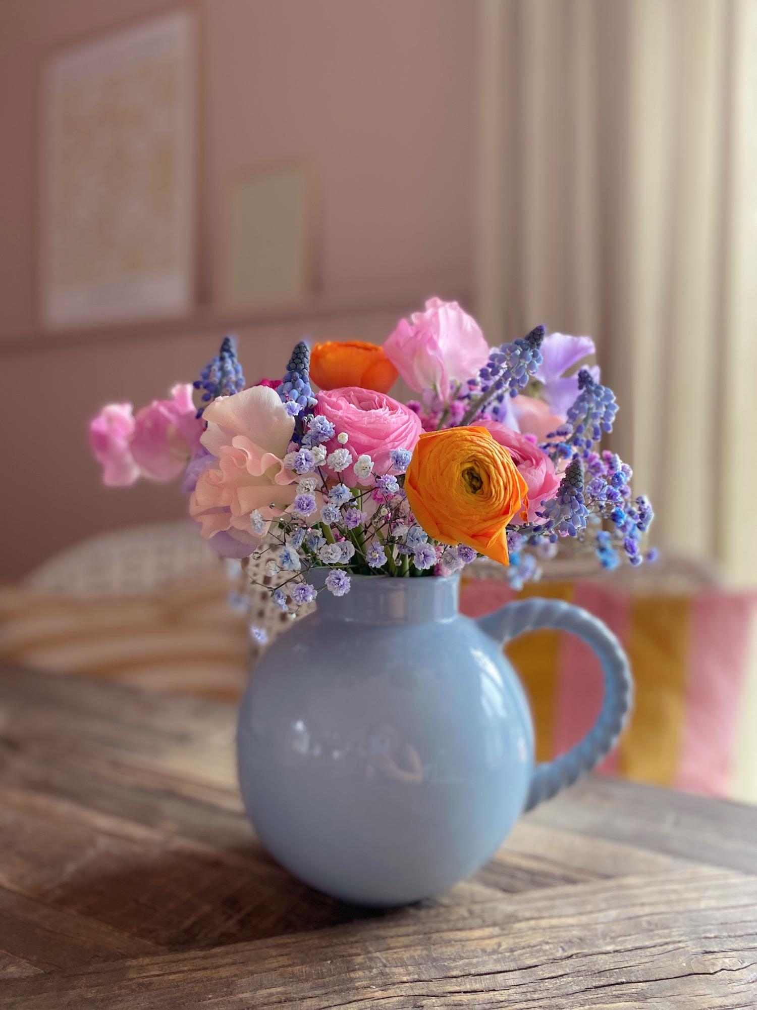 Farbe gegen das grau in grau von draußen.
#blumenmachenglücklich#vase#bouqet#flowers#farbenfroh
