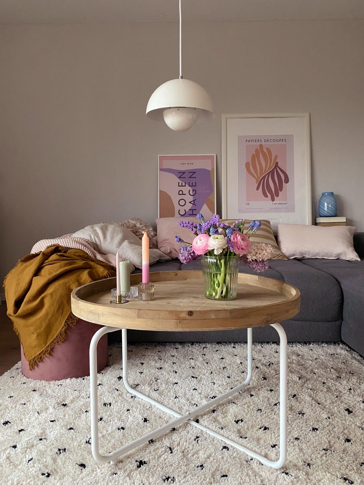 Farbe gegen das grau von draußen...
#colourful#couchstyle#freshflowers#wohnzimmer#cozyliving#springvibes