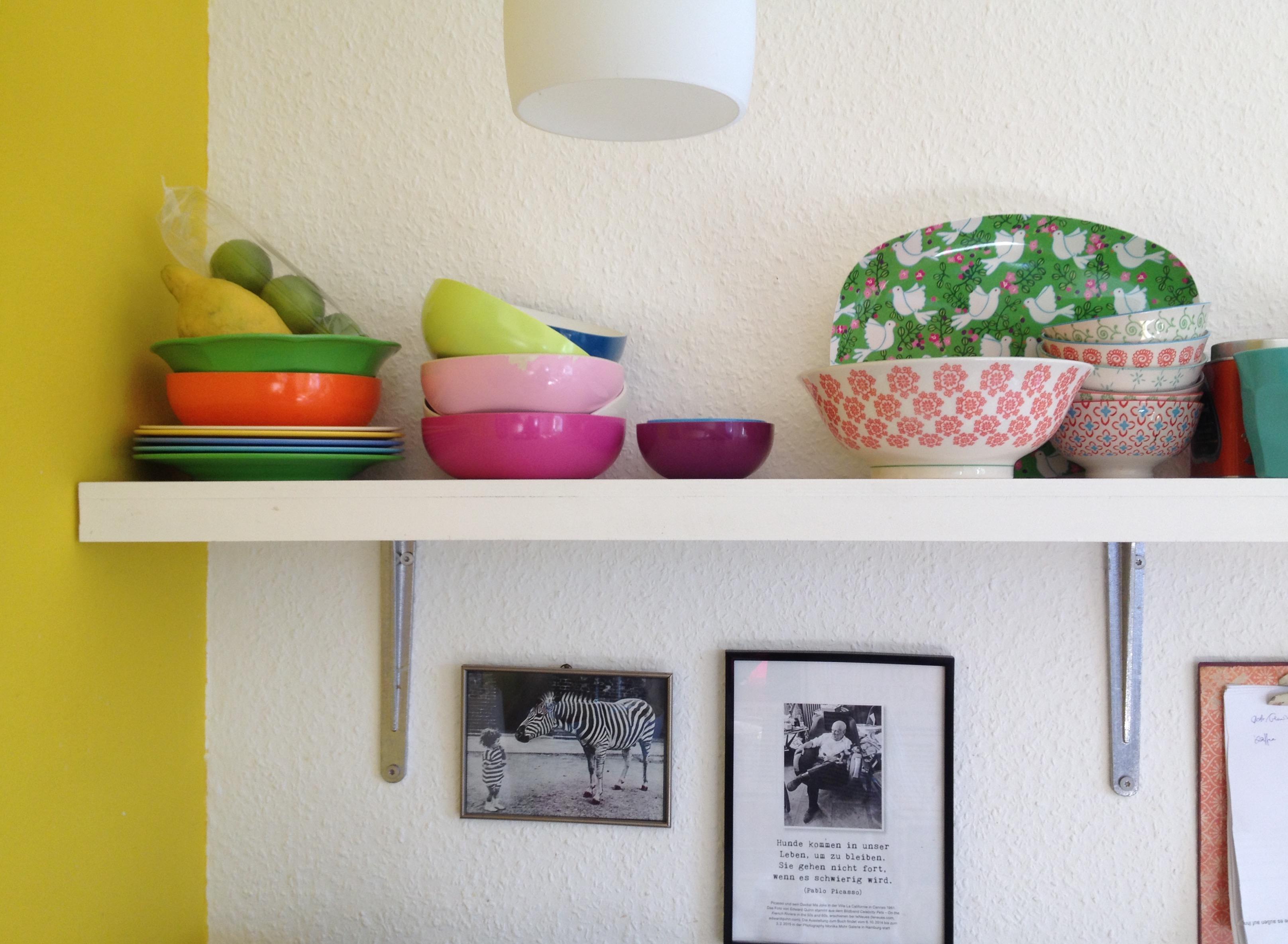 Farbe in der Küche #gelb #couchstyle #schwebendesregal