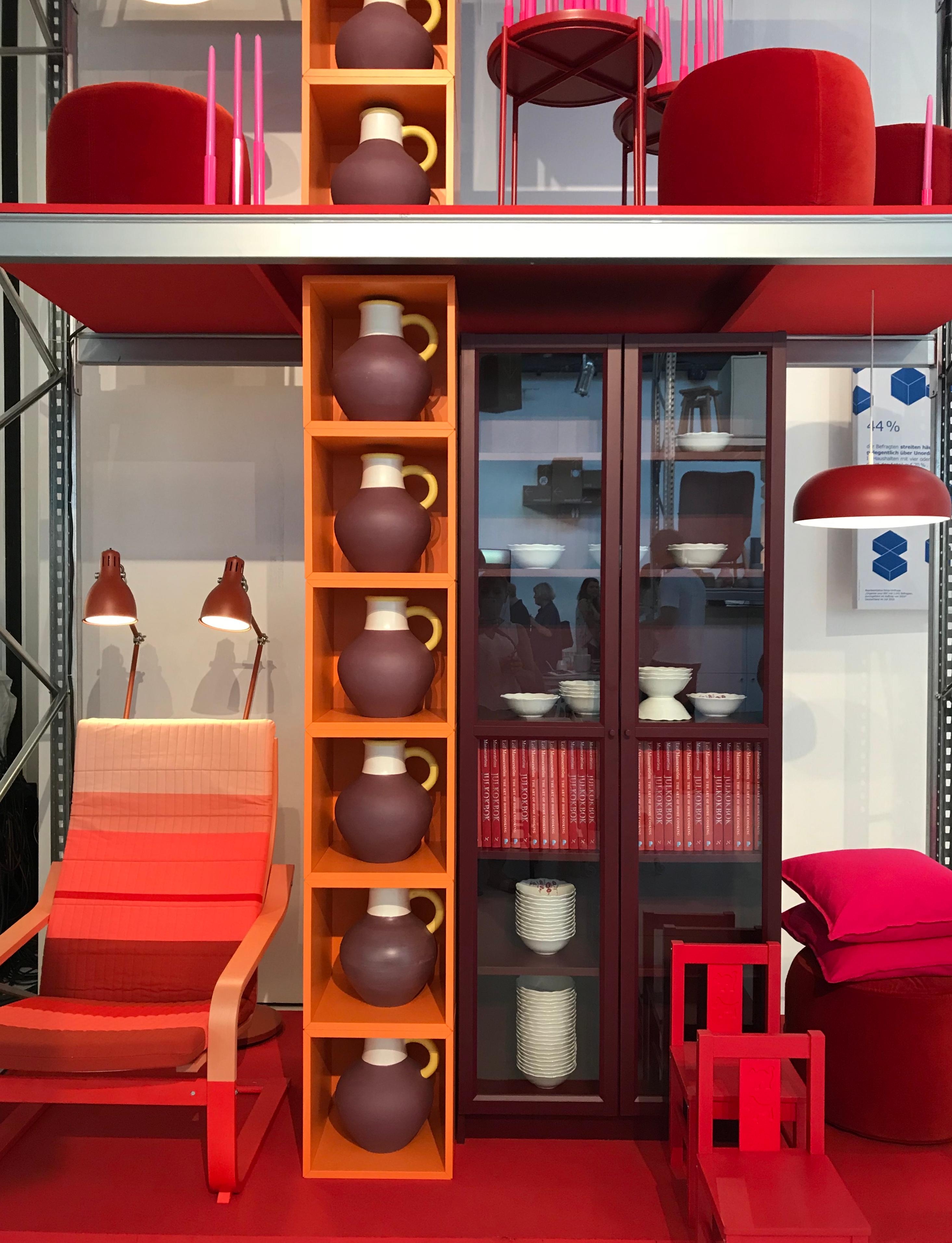 #farbe und #wohnzimmer steht ganz klar im Fokus für den #ikeakatalog2019. Hier gibt es #interior in #rot! ❤️