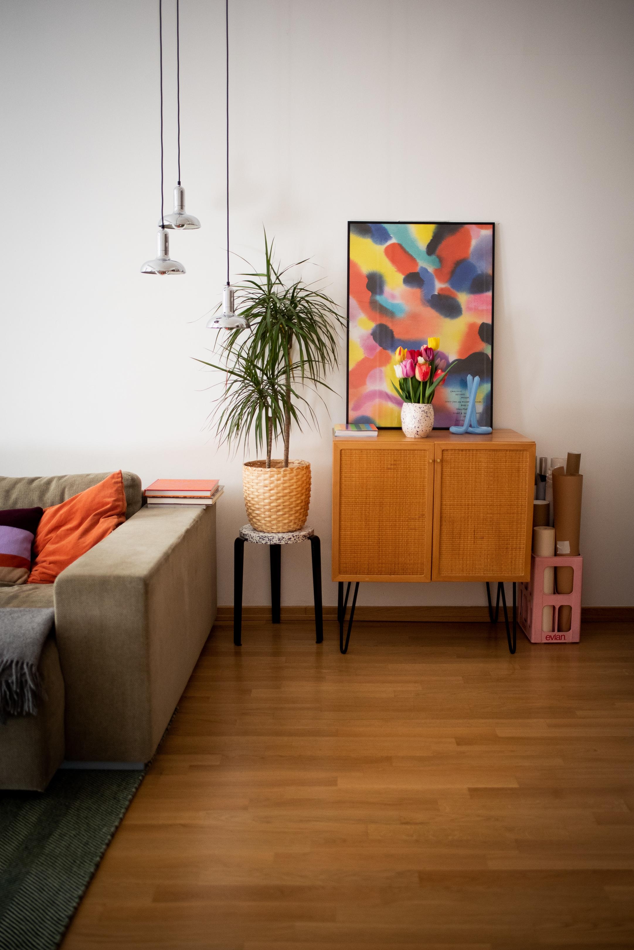 Farben machen glücklich #colourfulhome #vintage #wohnzimmer #tulpen #pflanzen #sofa #lampen