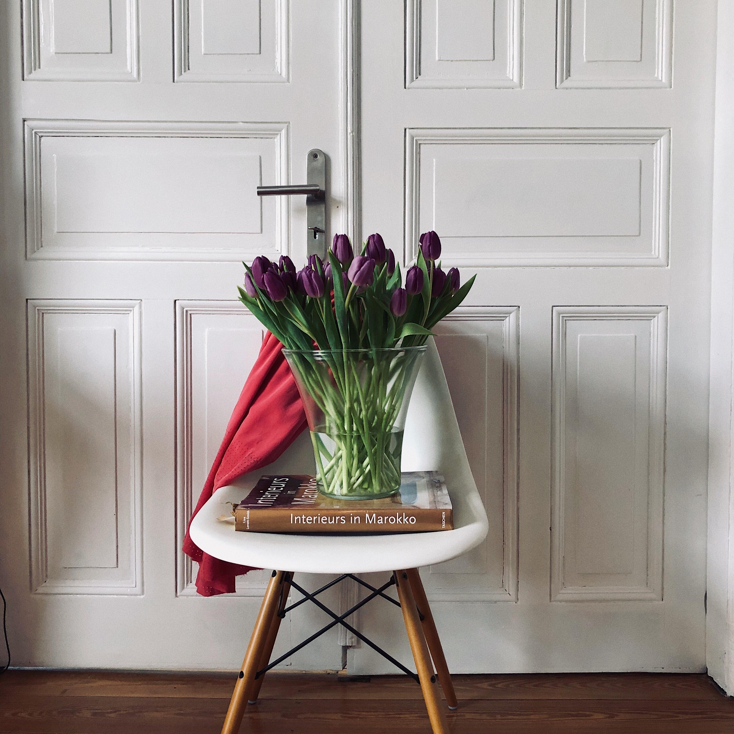 farbenfroh #chair #tulpen #altbau #interior #interiorstyle #blumen #vitra #bunt #inspo