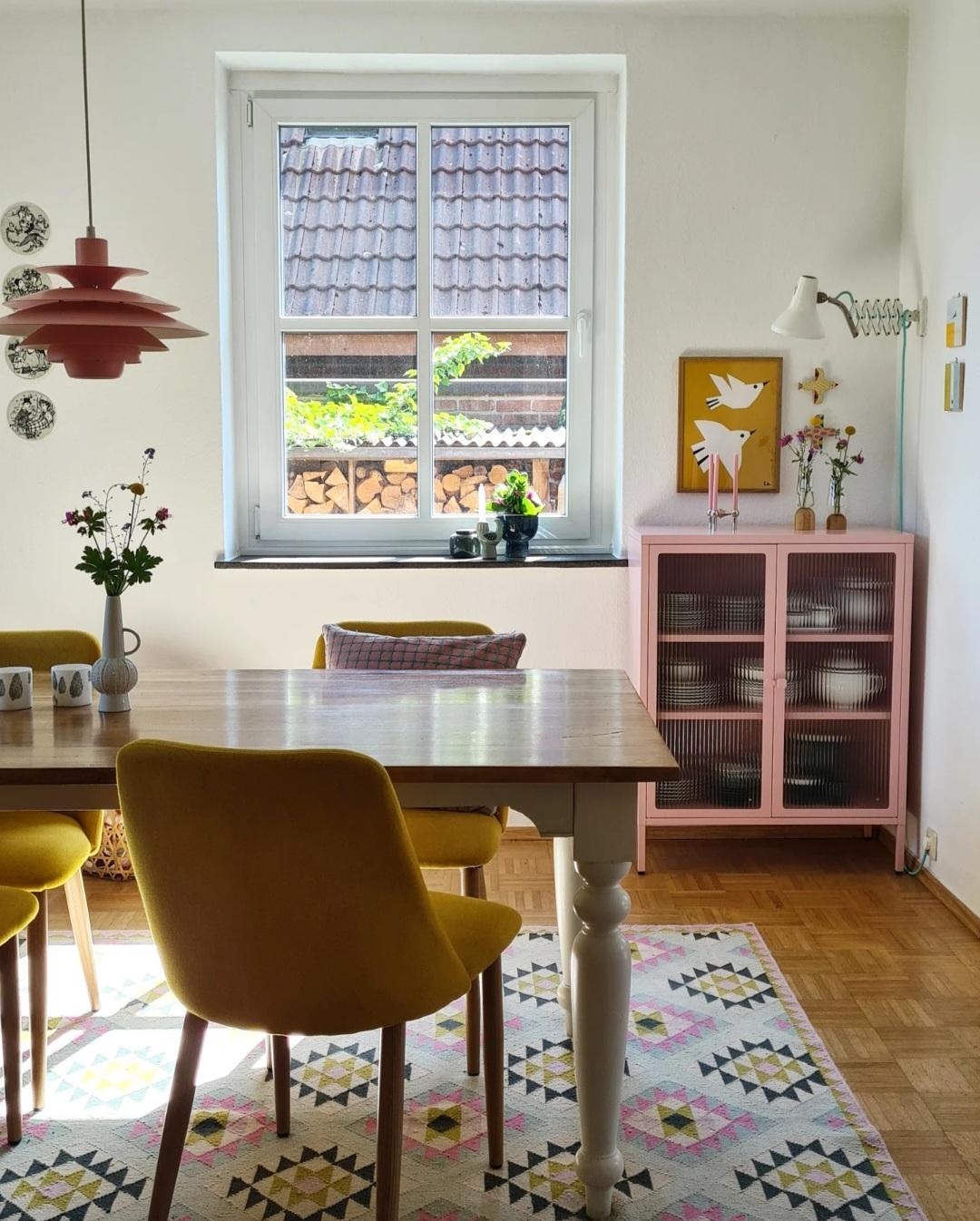 #farbenfroh #Frühling #Vitrine #rosagehtimmer #geschirrschrank #Stilmix #Esszimmer 