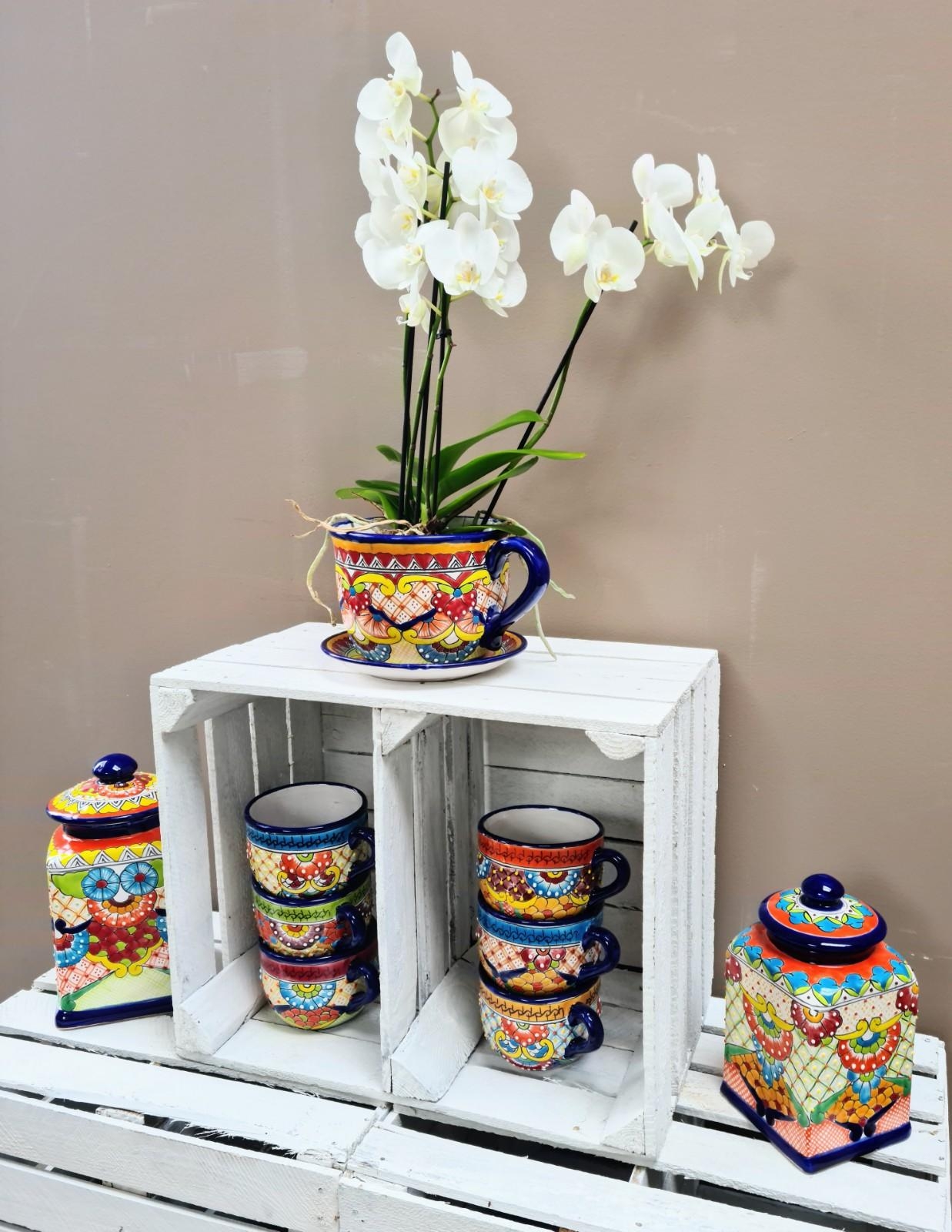 Farbenfrohe #deko mit handbemalter Keramik. #pflanztasse #keksdosen #tassen #dekoideen #dekoration #diydeko