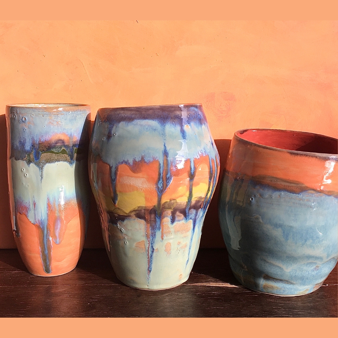farbenfrohe Vasen verzaubern einen grauen Novembertag-ein Blick ins Regal und sofort gute Laune...
#vase #farbe #keramik