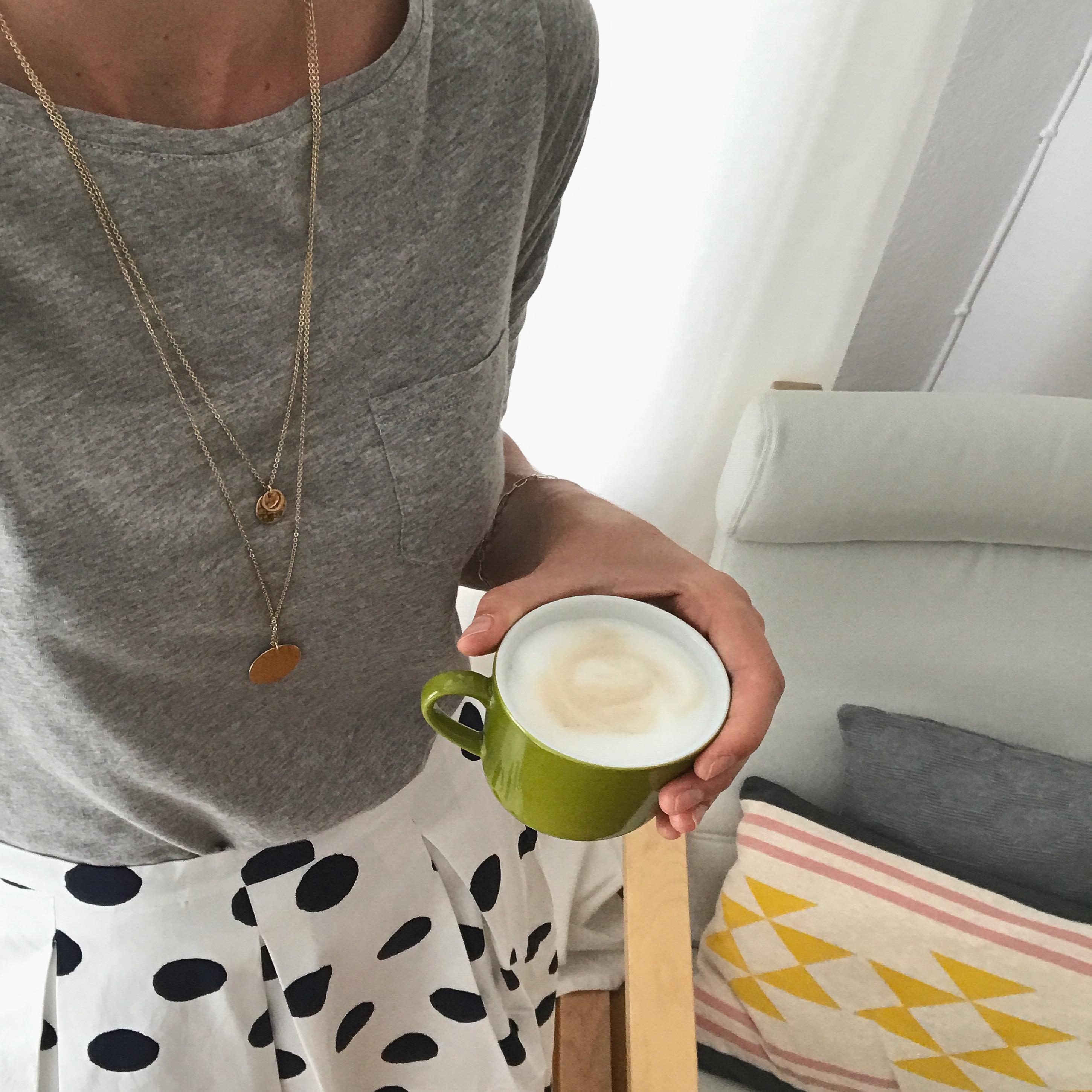 Farbenfroher Morgen

#kaffee #kaffeezeit #gutenmorgen #kissen #kissenliebe #funkydoris #home #wohnzimmer #altbau