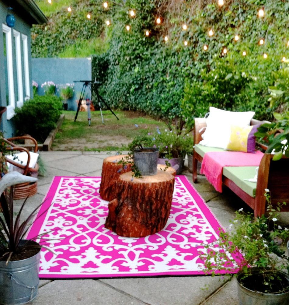 Farbenfroher Outdoor Bereich mit Kunststoffteppich #pinkfarbenerteppich #sitzbank #gartenbank #kunststoffteppich #gartenholzbank ©milanari.com