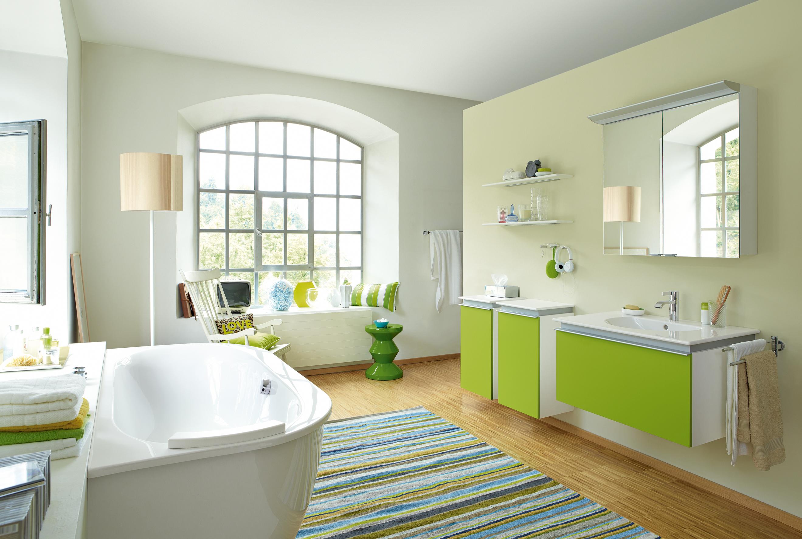 Farbenfrohes Badezimmer #teppich #badewanne #waschbecken #wandspiegel #gestreifterteppich #grünewandfarbe ©Duravit AG