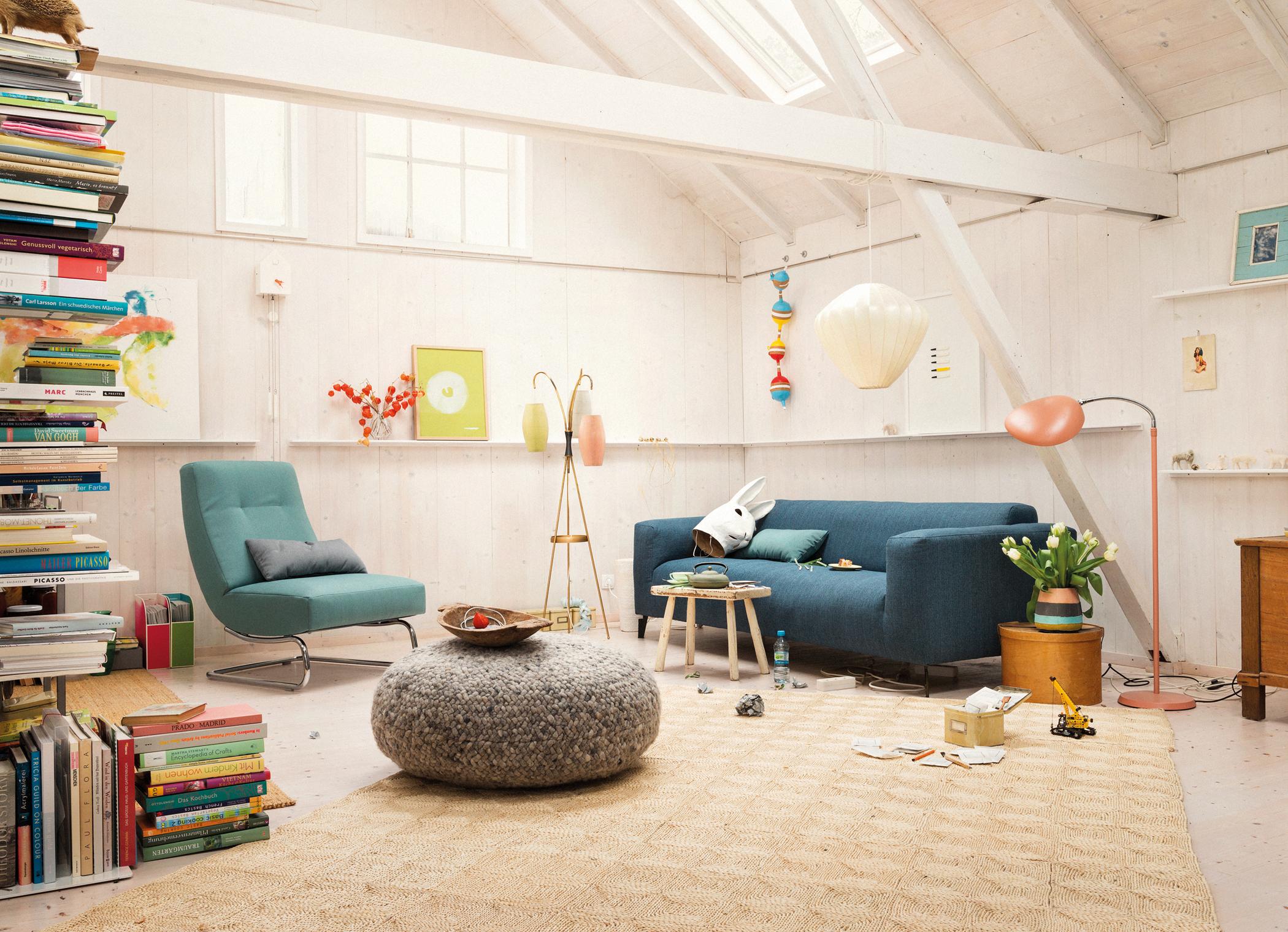 Farbenfrohes Wohnzimmer mit Polstermöbeln im Retro-Stil #blauessofa ©Freistil Rolf Benz