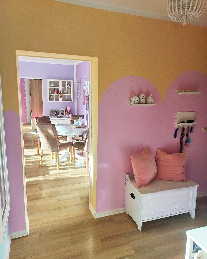 Farbenpracht.....vom Eingangsbereich übers Wohnzimmer bis hin zum Kinderzimmer 🌈  #farbenpracht #pastellove #peach #Wohnzimmer #Farben #Esstisch #scandiliving #kissen