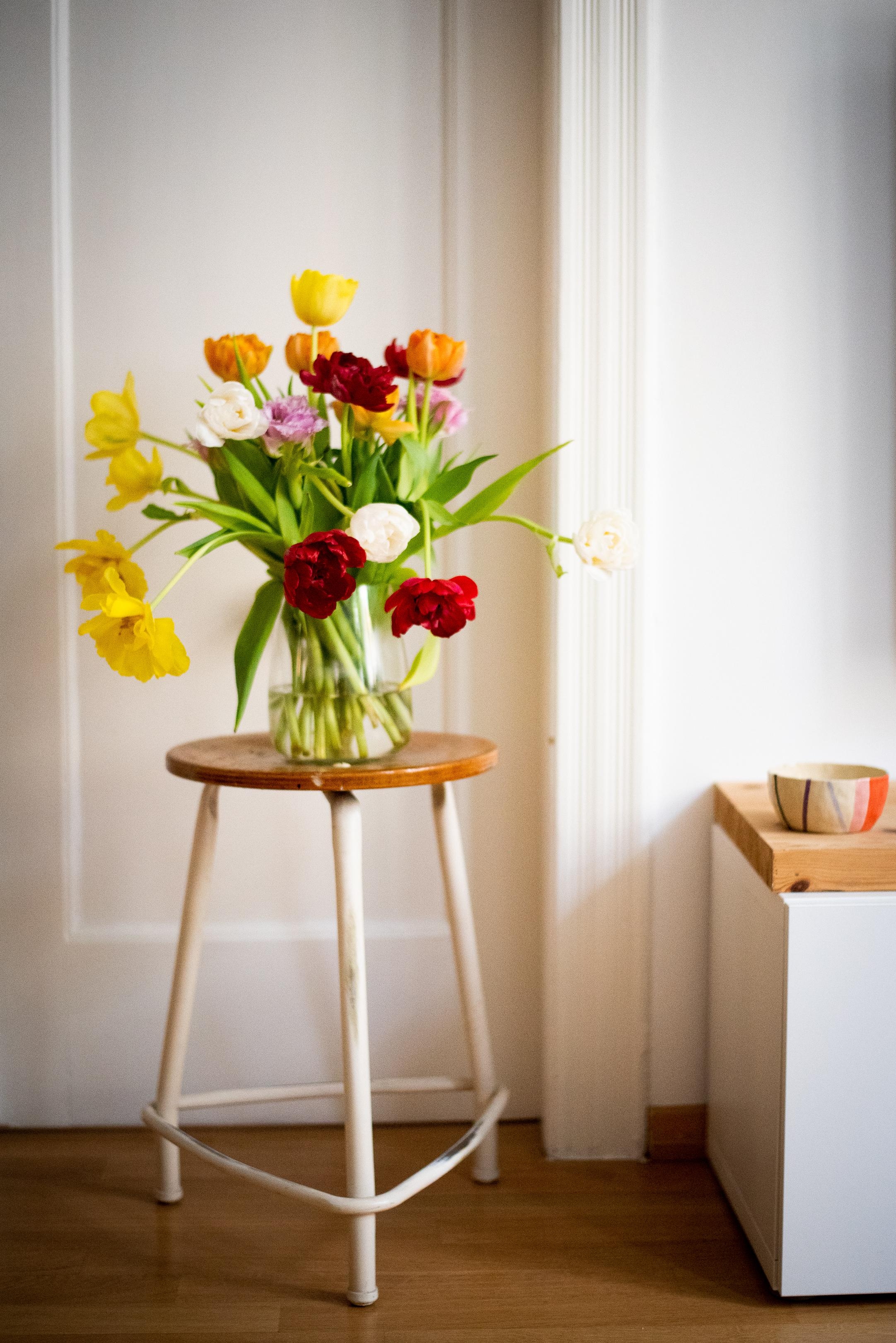 Farbiger Gruß am tristen Mittwoch... #freshflowers #tulpen #vase #vintag #hocker #altbau #interiorinspo #wohnzimmer