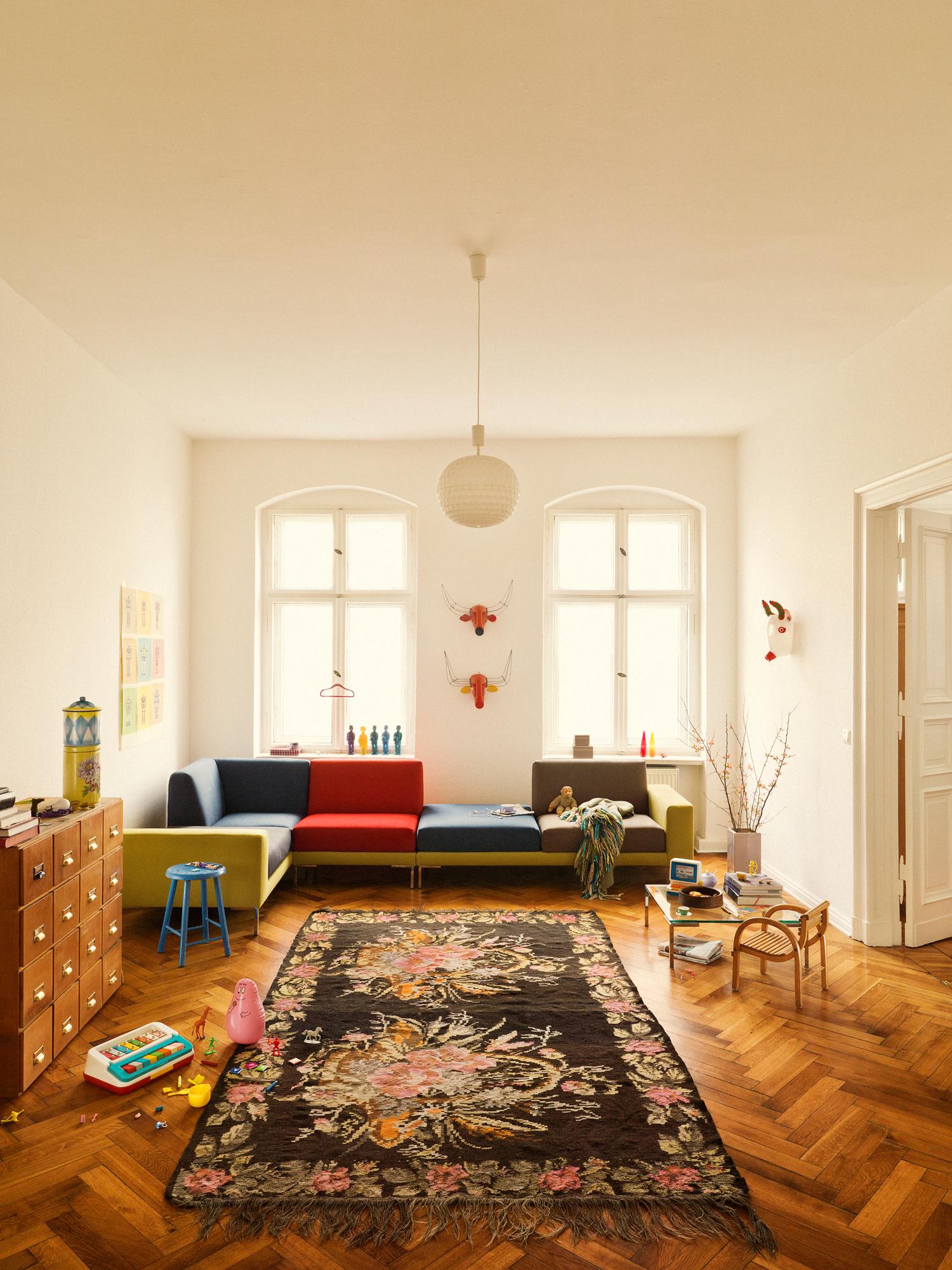 Farbiges Sofa in Rot, Grün und Blau #geweih #hocker #teppich #sofa #wohnzimmergestaltung #apothekerschrank ©Freistil Rolf Benz