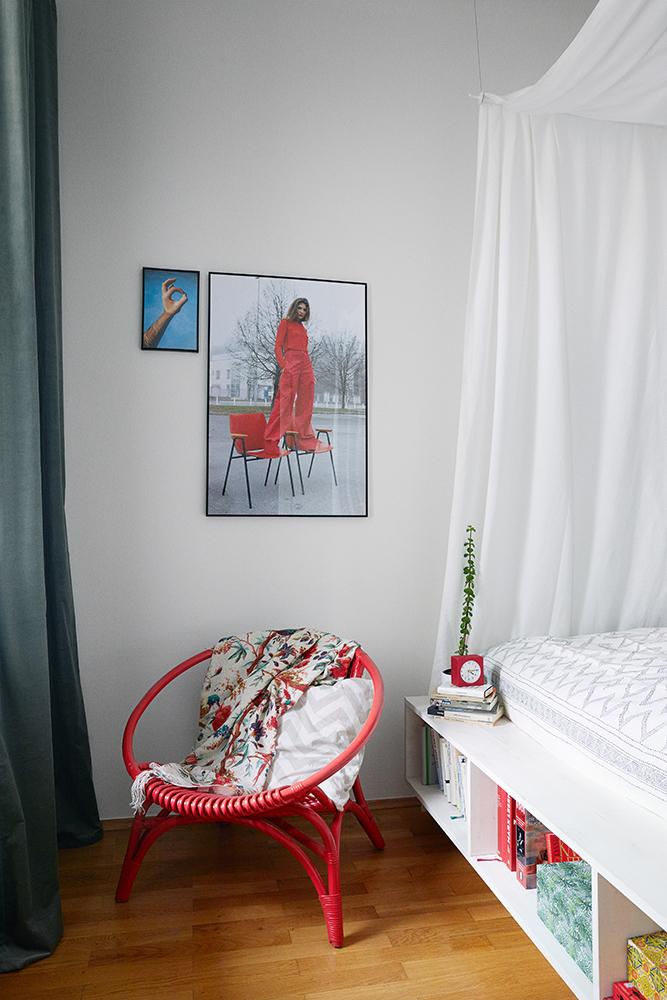 Farbkontrast zum weißen Bett: der knallrote Rattanstuhl 
#marienasemann #sowohnendiestars ©Anne Deppe
