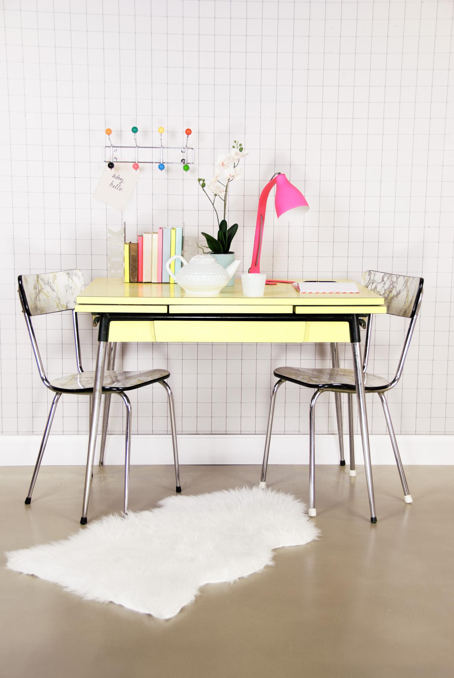Farbliche Akzente durch Retro-Einrichtung setzen #stuhl #teppich #tisch #teekanne ©Present Time
