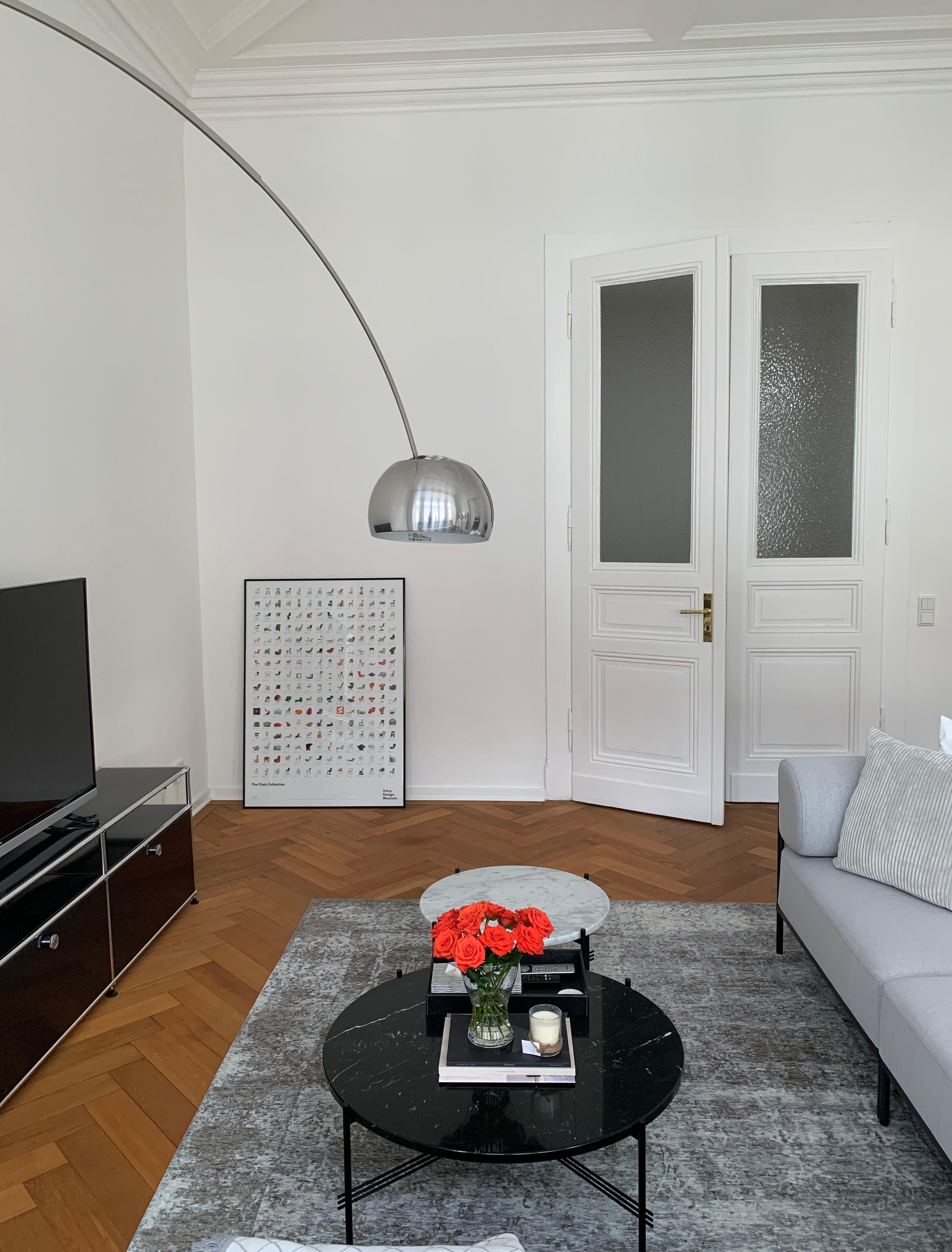 Farbtupfer im Wohnzimmer 😌
#neuhier #altbauliebe #minimalisticinterior #einrichtungsberatung #interiorservices #altbaucharme #altbaurenovierung