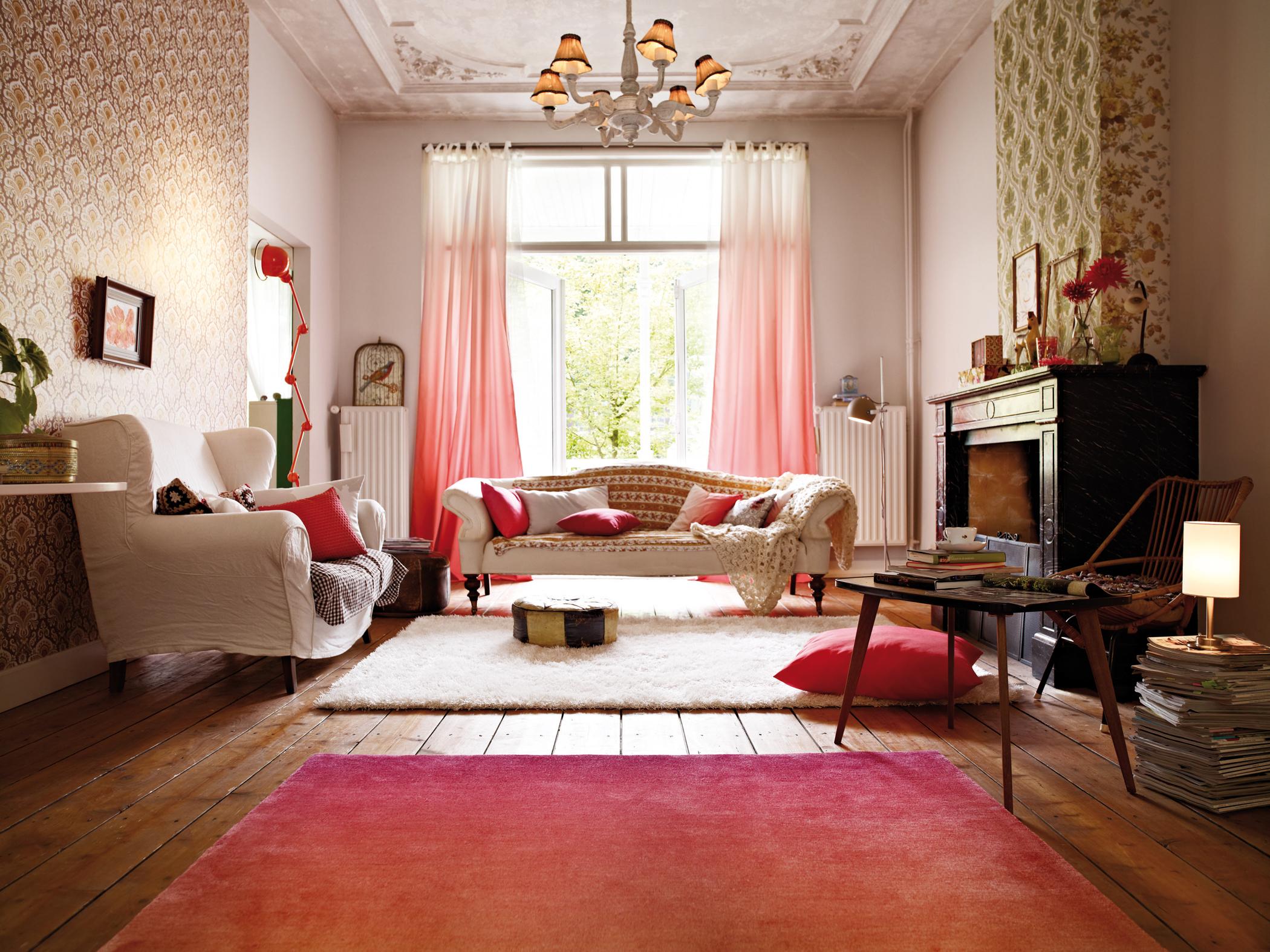 Farbverläufe in Rottönen #wohnzimmer #kronleuchter #gardine #mustertapete #farbverlauf ©Esprit Home