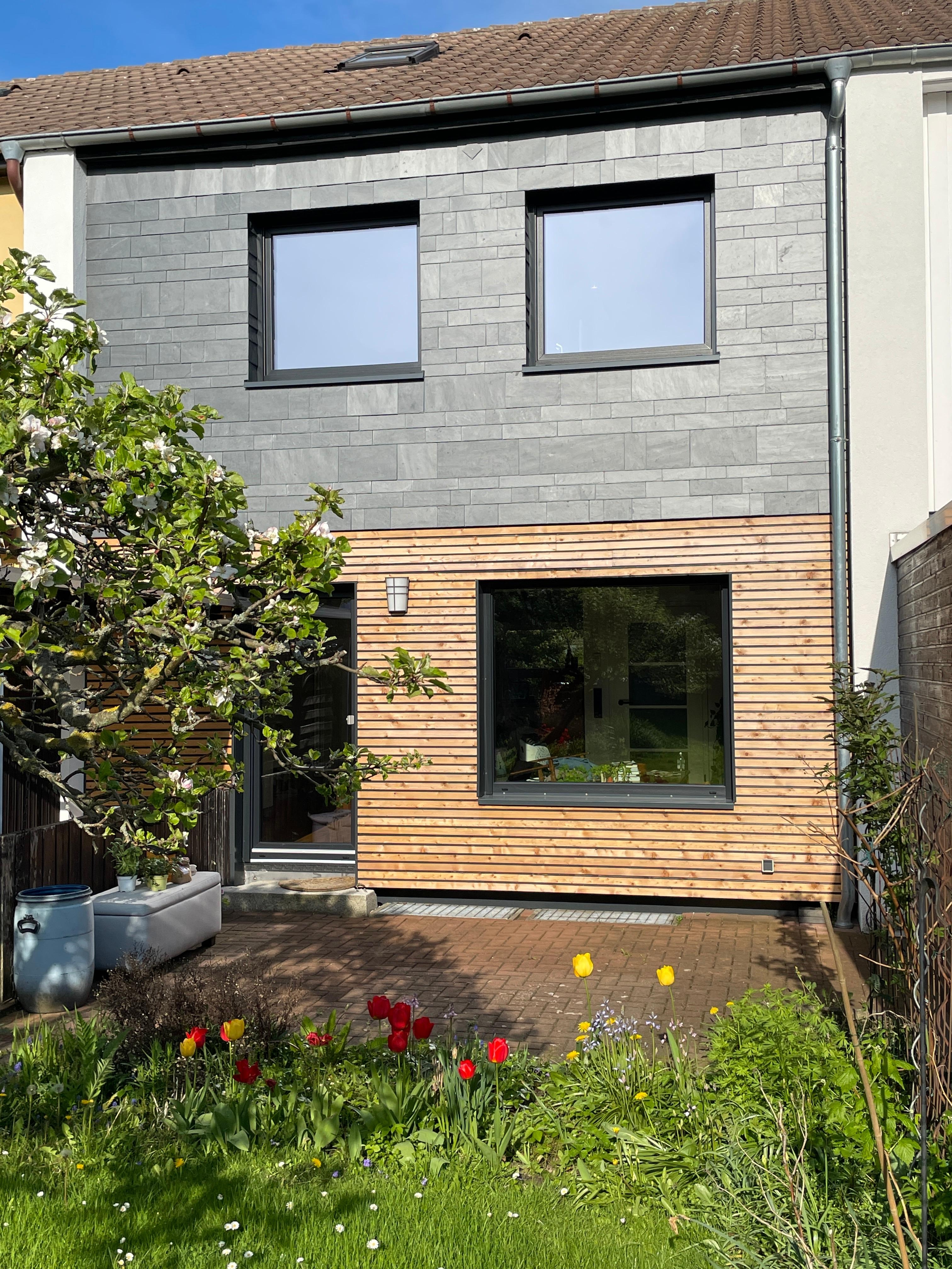 Fassadenliebe ♥️ im hinteren Garten 

#fassade #holz #holzfassade #reihenhaus #garten #sanierung