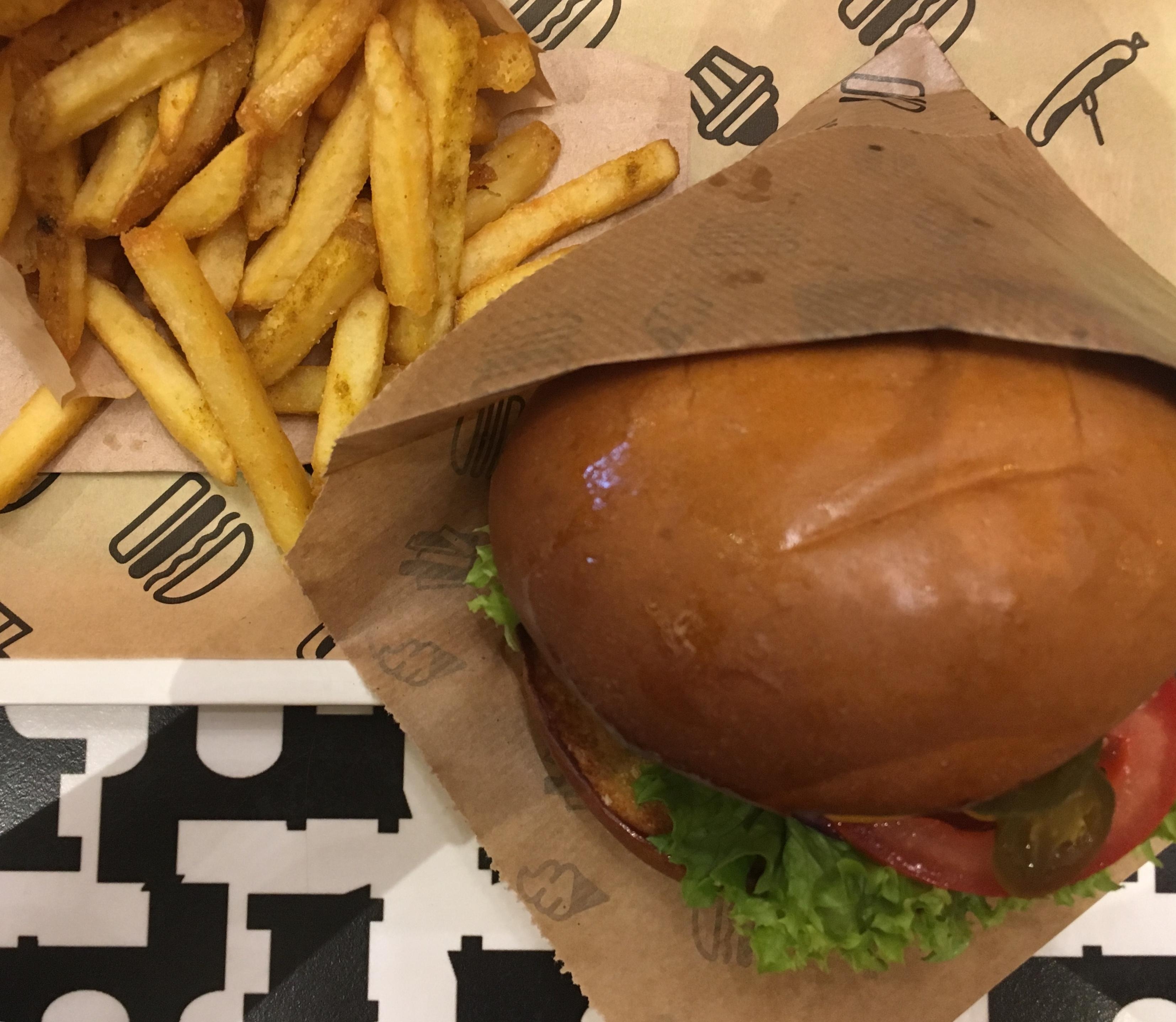#fastfoodfriday 🍟🍔 #burger & pommes
#dreamteam #vegan #purepommesliebe #salatkannjeder