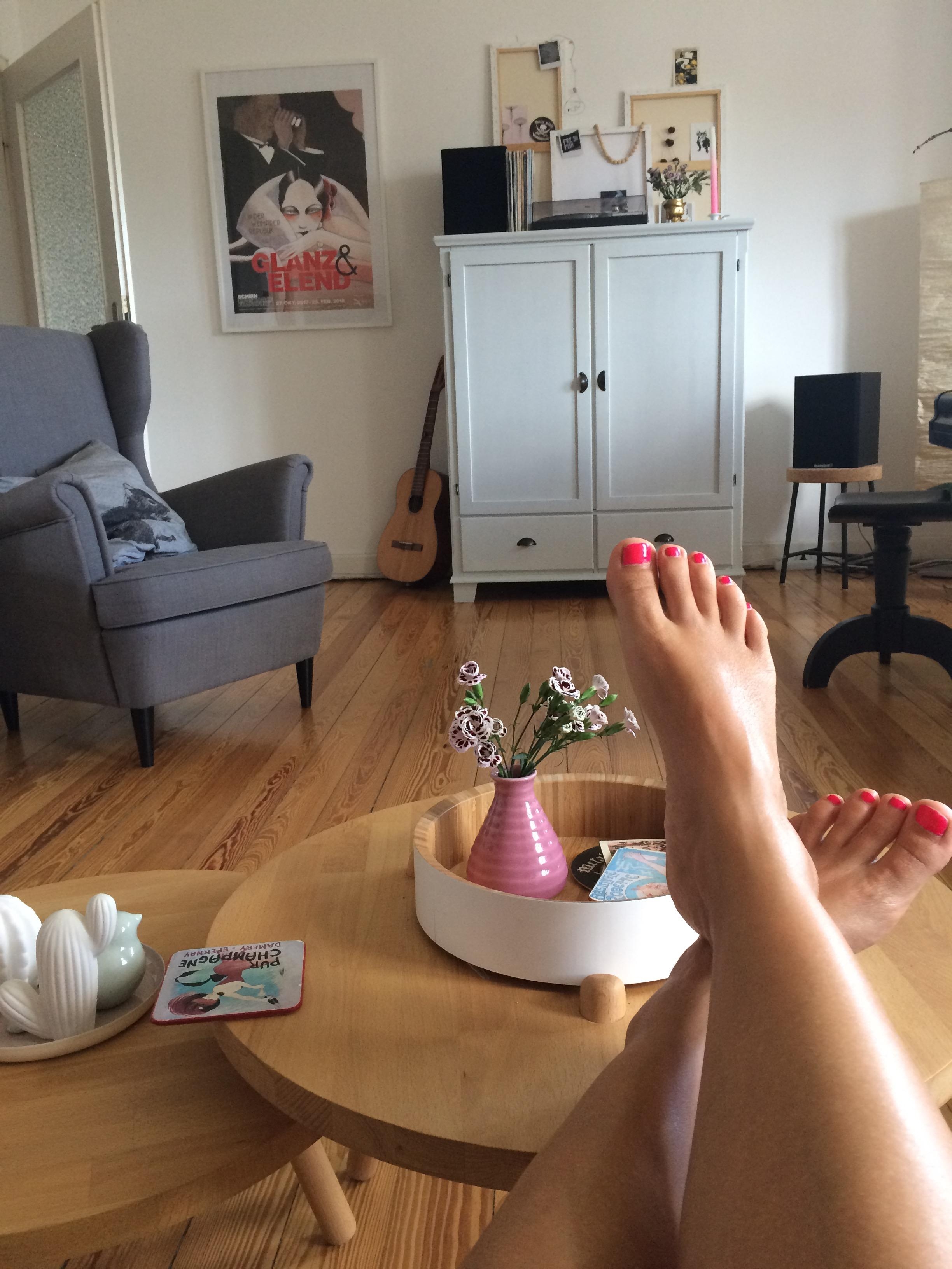 Faul auf dem Sofa (die Arbeit kann warten) #living #interior #wohnzimmer #feetsie #scandinavianstyle #meinikea #hygge