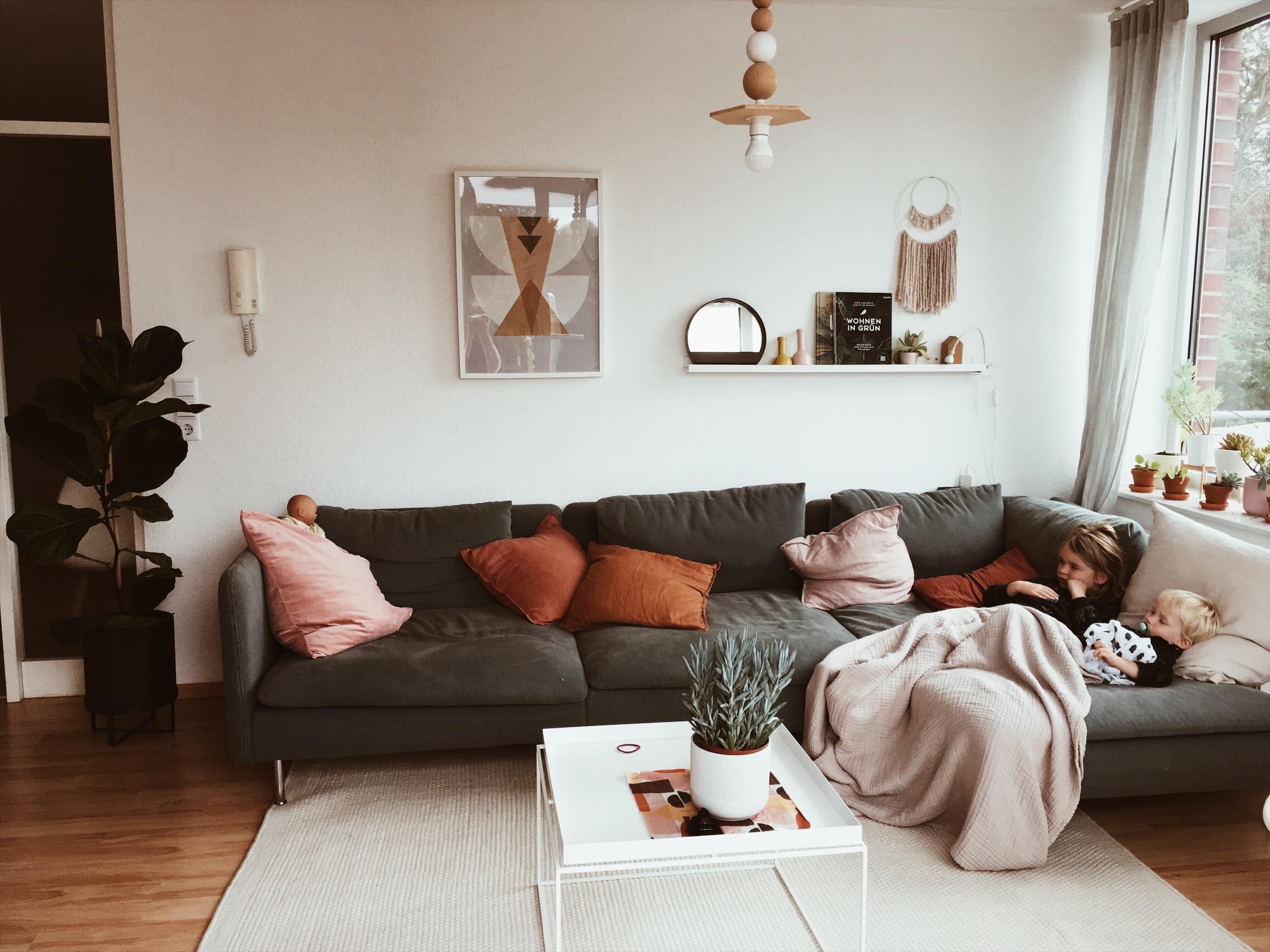 FAULENZEN.

#livingroom #wohnzimmer #couch #pillows #deco #midcentury #wohnraumliebe #interior #plants #couchstyle