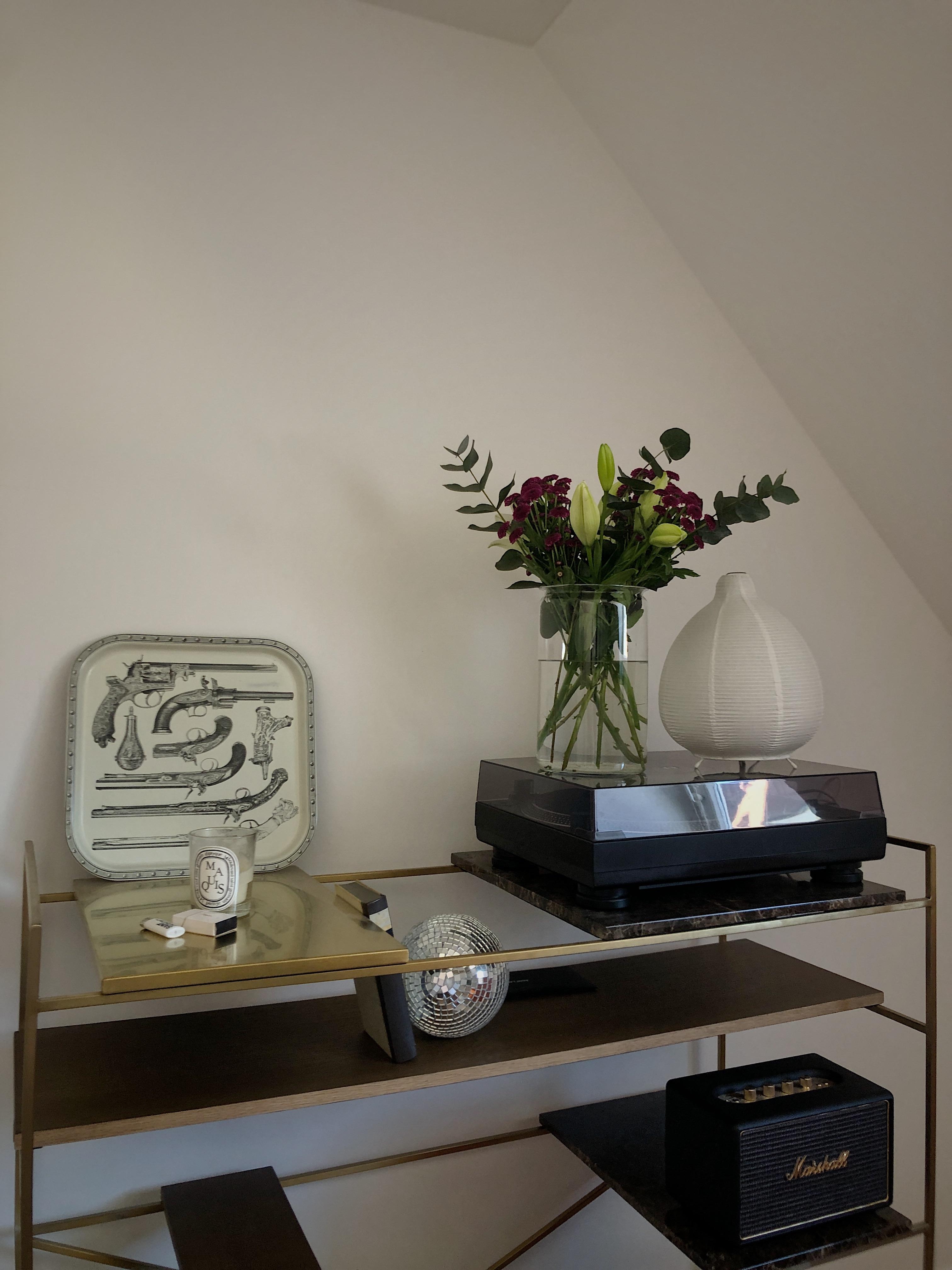 Favorite corner currently with favourite lamp 🍜
#cozy #home #interior #shelfie #regaldetails #regalstyling #marmorregal