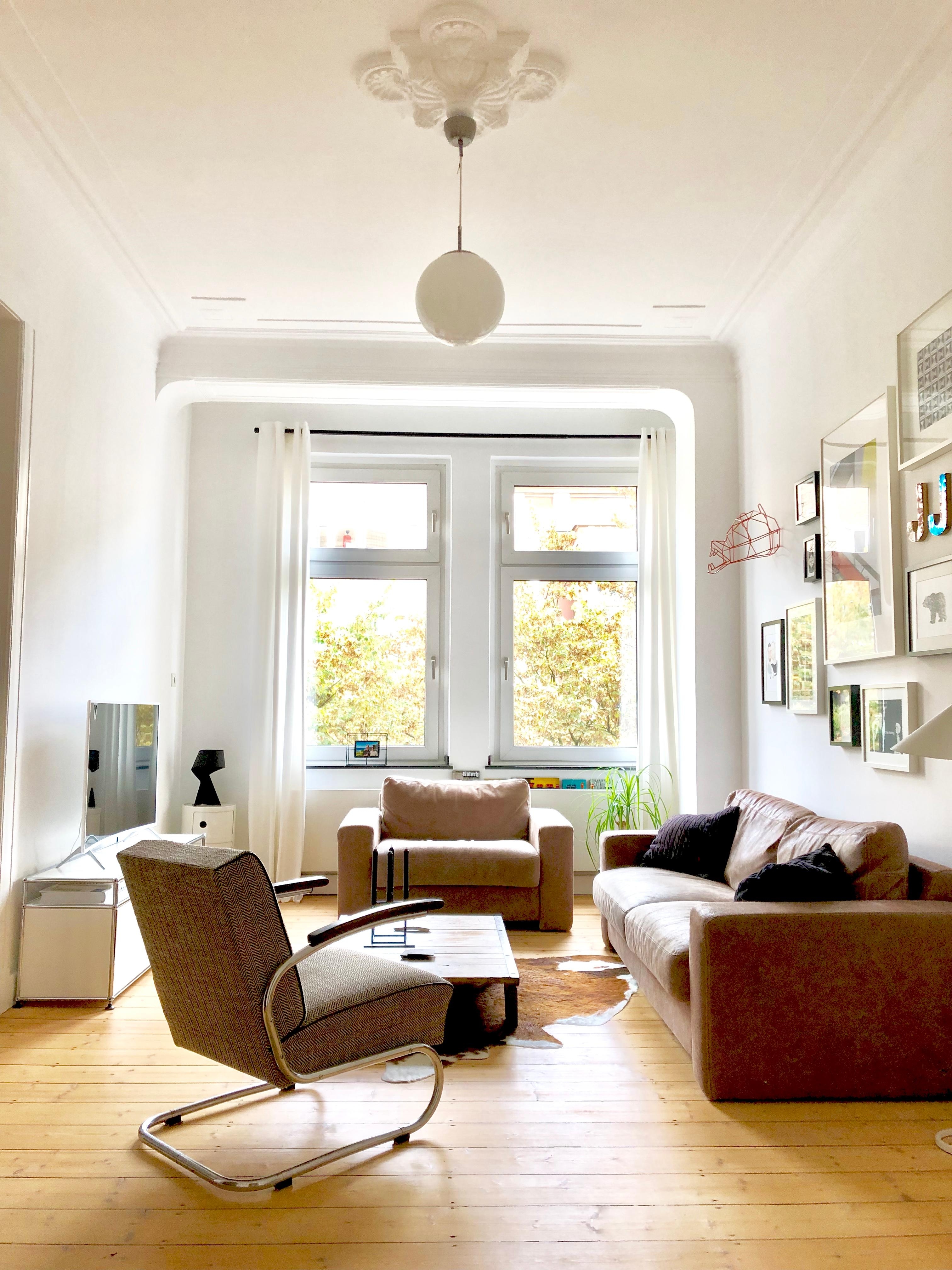 Feierabend! 🛋 #altbau #altbauliebe #wohnzimmer #livingroom #hygge #cozyhome #instahome #germaninteriorbloggers 