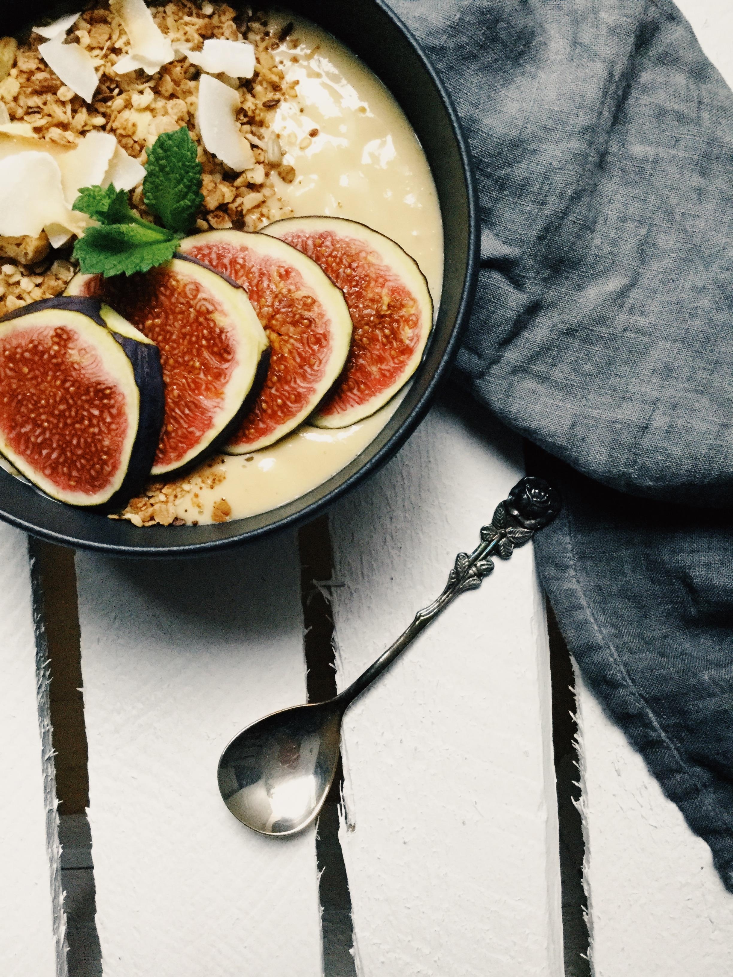 Feigen -❤️ Leckeres und gesundes Frühstück 😋 #foodlove #feigen #vegan #lecker #gesund #smoothiebowl