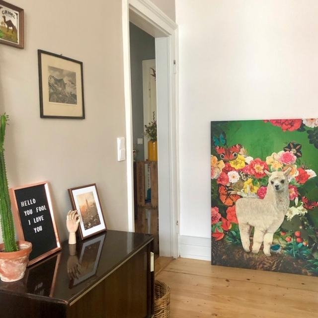Ferdi says hi! #livingroom #couchliebt #colourful #vintage #vintagefurniture #alpaca