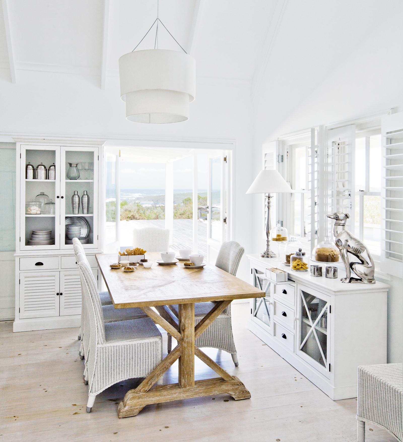 Ferienhaus-Stil mit weißen Holzmöbeln #holzmöbel #esstisch #kommode #vitrine #weißevitrine ©Maisons du Monde