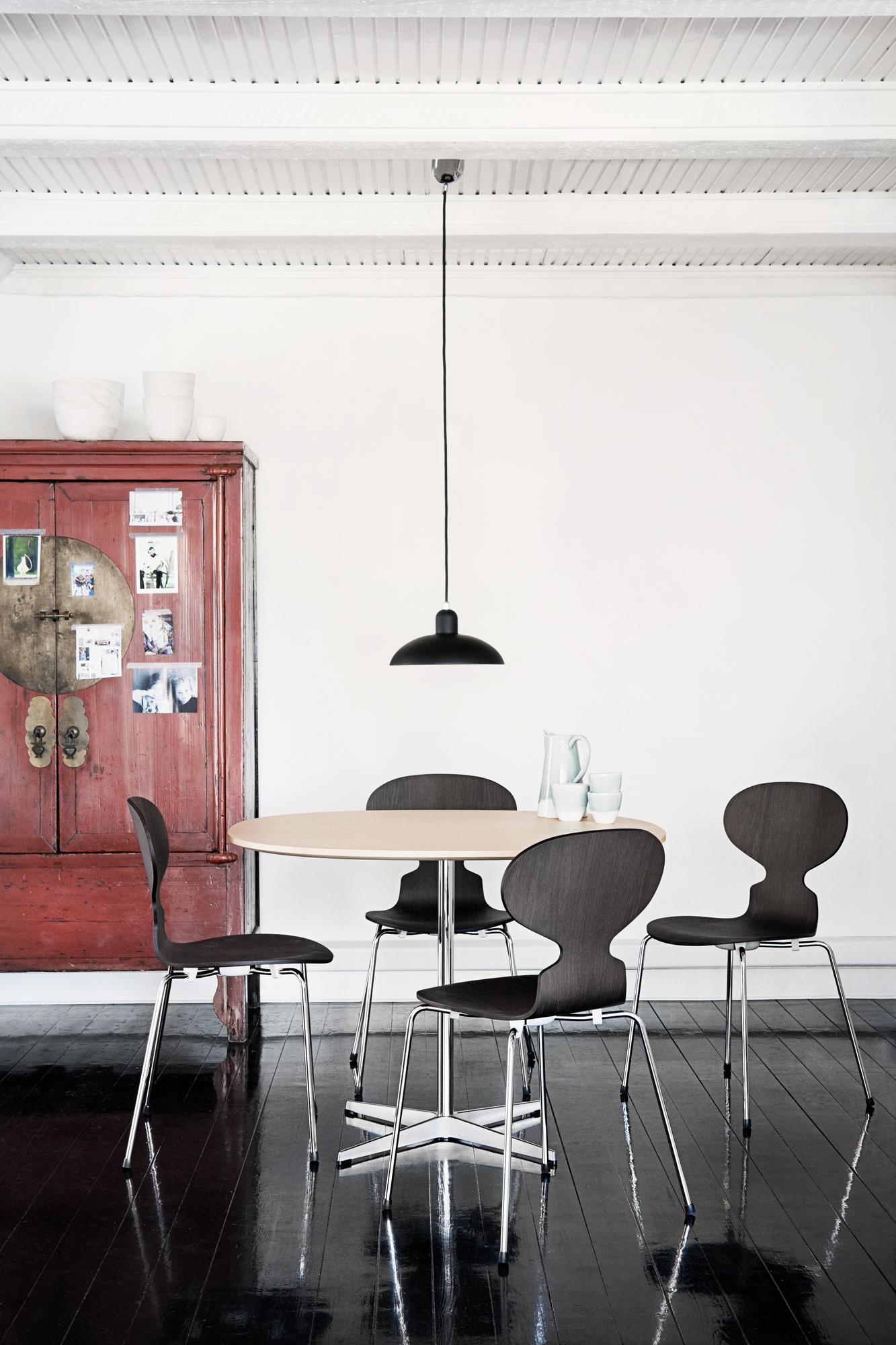 Filigrane Esszimmermöbel auf schwarz lackiertem Dielenboden #holzbalkendecke #hängeleuchte ©Fritz Hansen