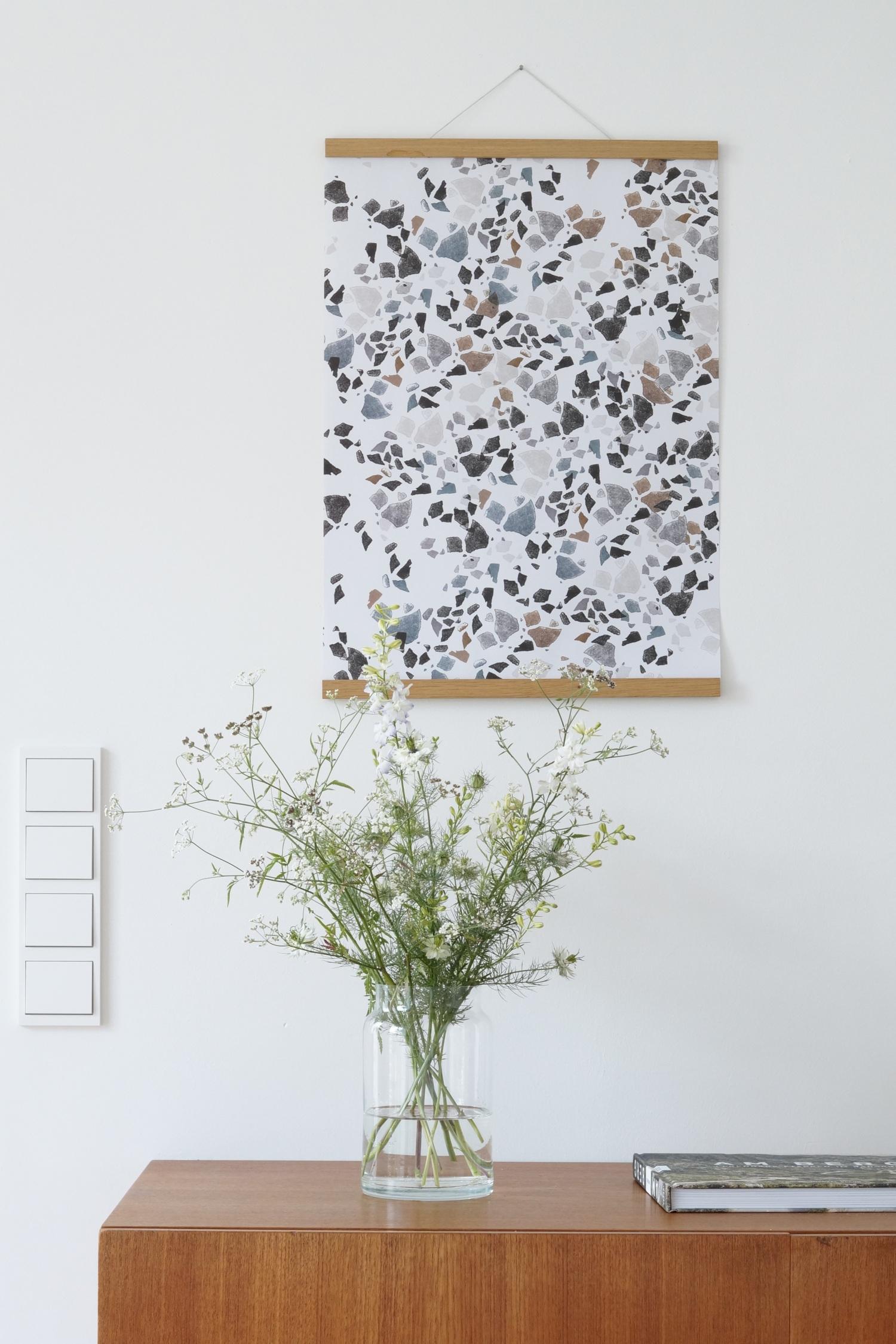 Filigrane Sommerblumen und ein Terrazzo Print #wanddeko #glasvase ©Sabine Wittig