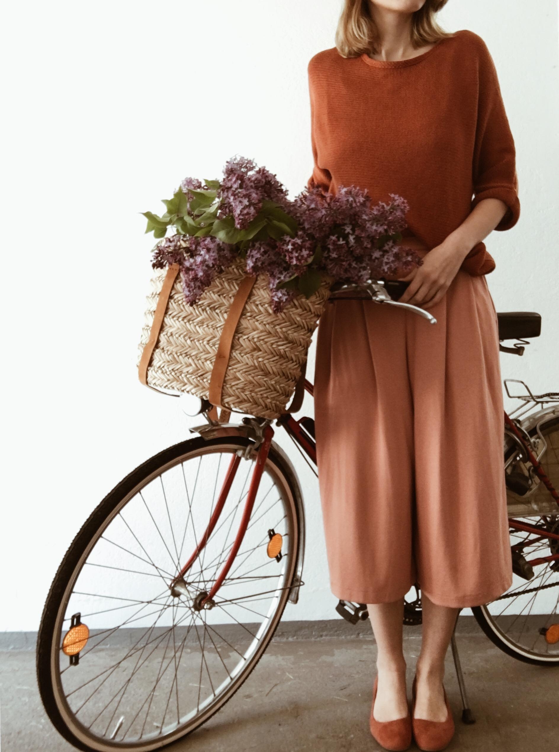 #flieder #fliederduft #culotte #springoutfit #fahrradkorb #lavendelliebe #frühlingslaune