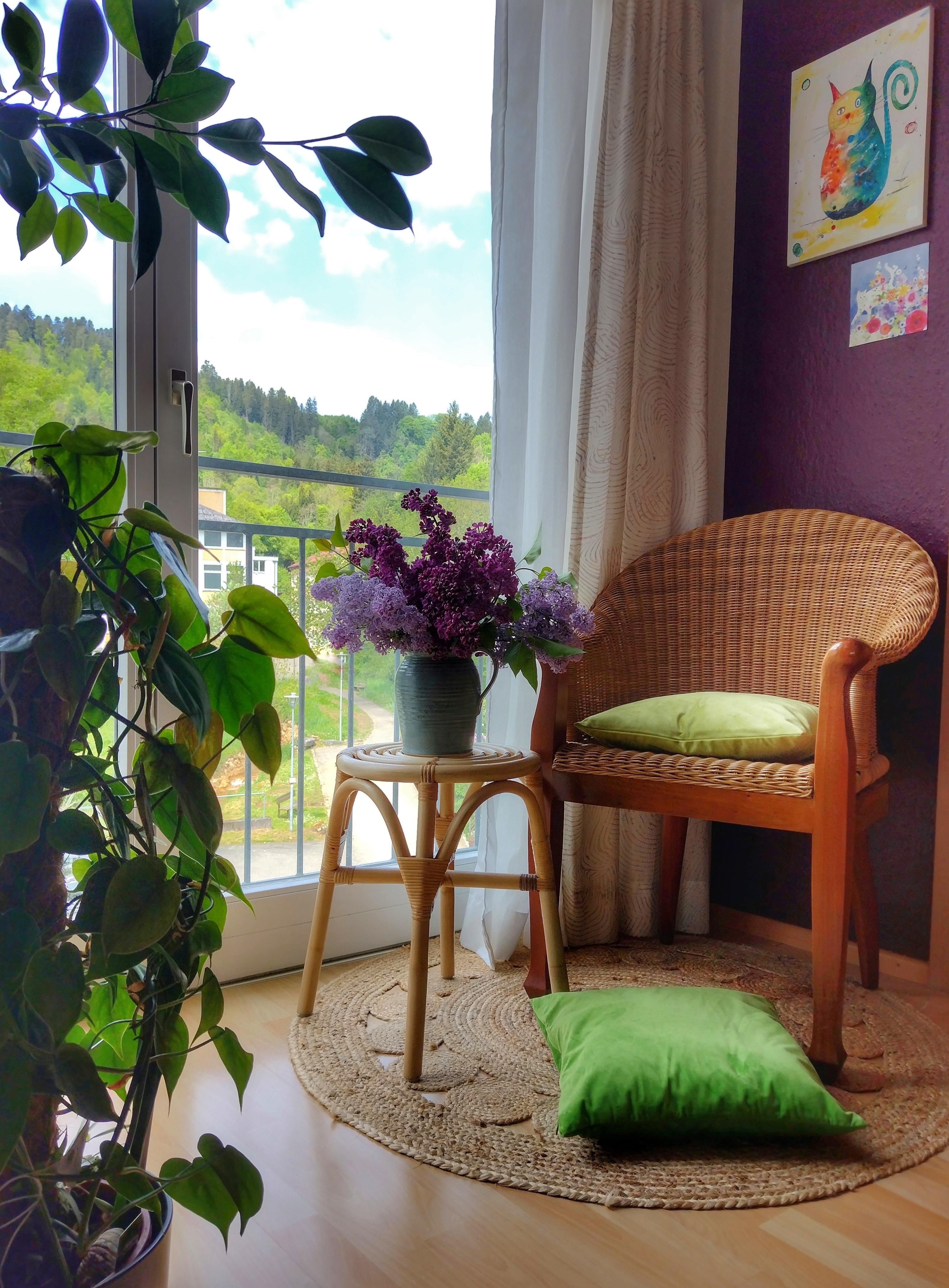 #flieder #fliederliebe #freshflowers #frischeblumen #rattansessel #vintagesessel #holzhocker #runderteppich #kissen #bunt #frühling #blumenliebe #dachgeschosswohnung