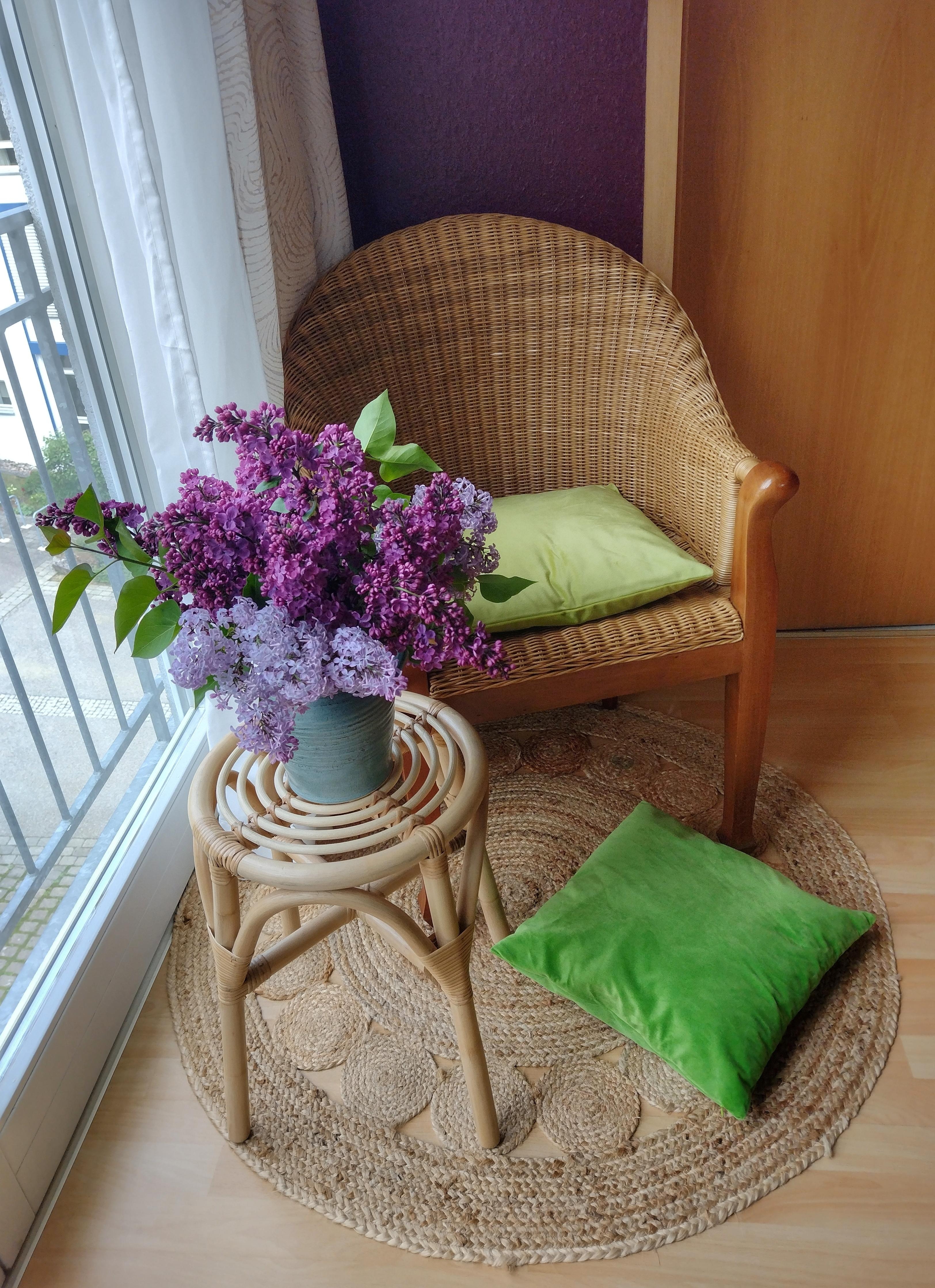 #flieder #fliederliebe #freshflowers #frischeblumen #rattansessel #vintagesessel #holzhocker #runderteppich #kissen #bunt #frühling #blumenliebe