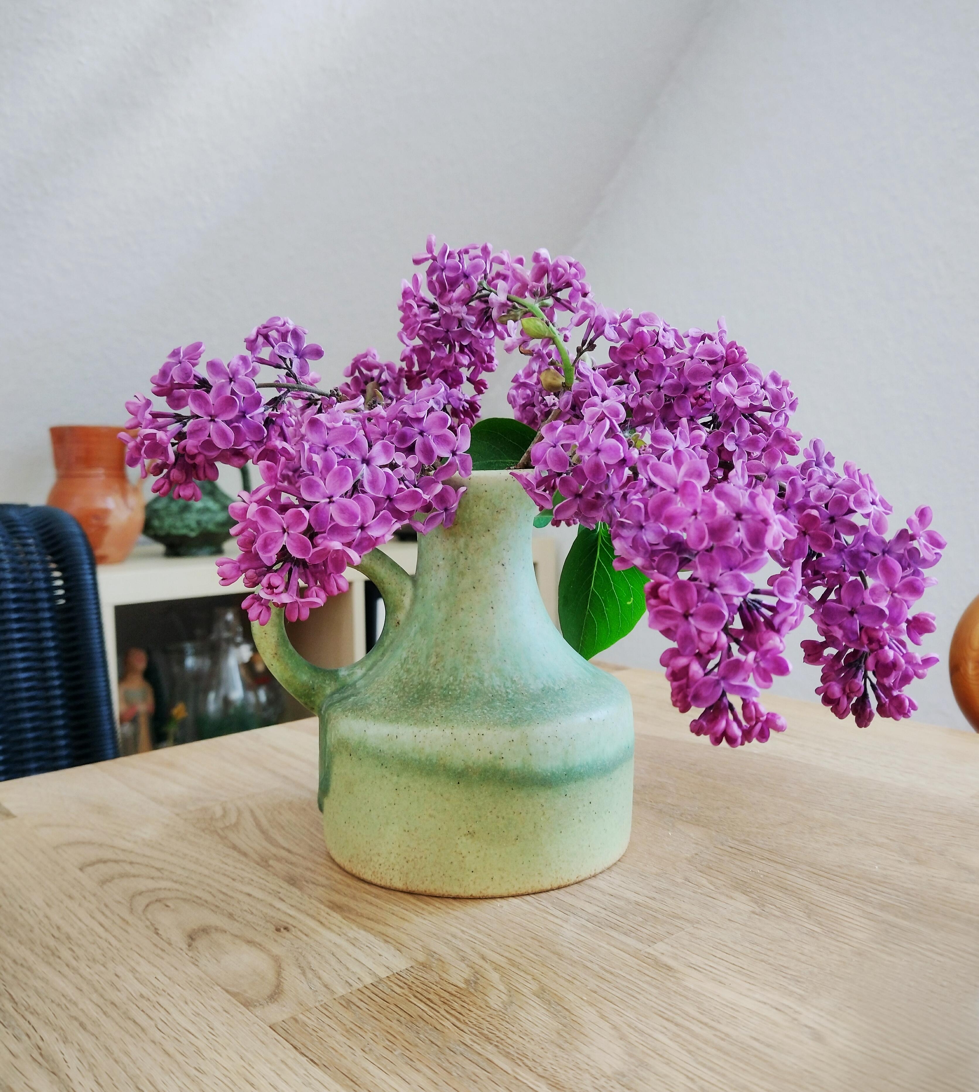 #flieder #frischeblumen #keramikvase #vintage 
