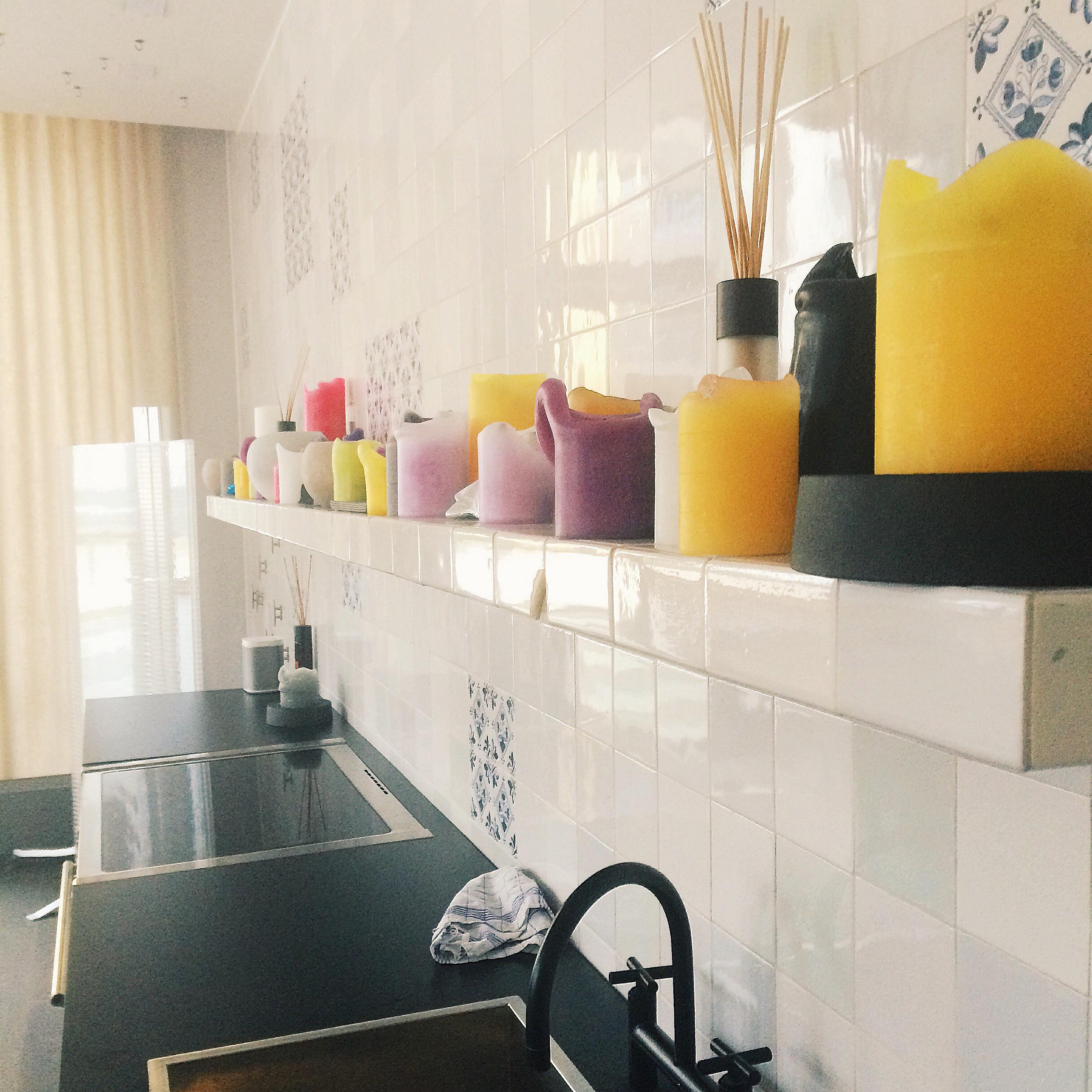 Fliesen & Kerzen. #küchenwand #küche #fliesenwand #dekoration #küchenwandregal