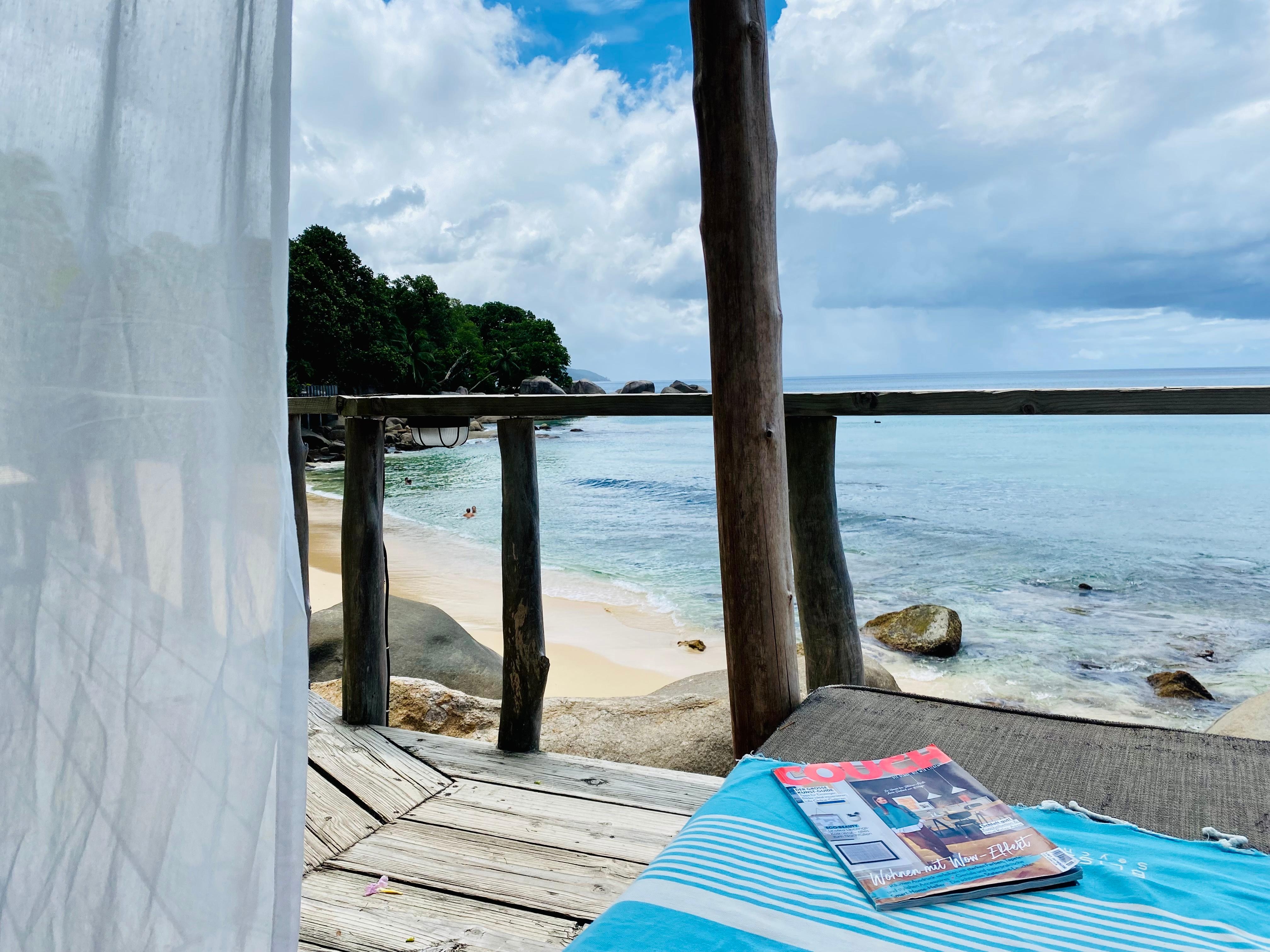 Flitterwochen auf den Seychellen, die Couch darf nicht fehlen ;-) #couchmoment #sonne #urlaubsgefühle