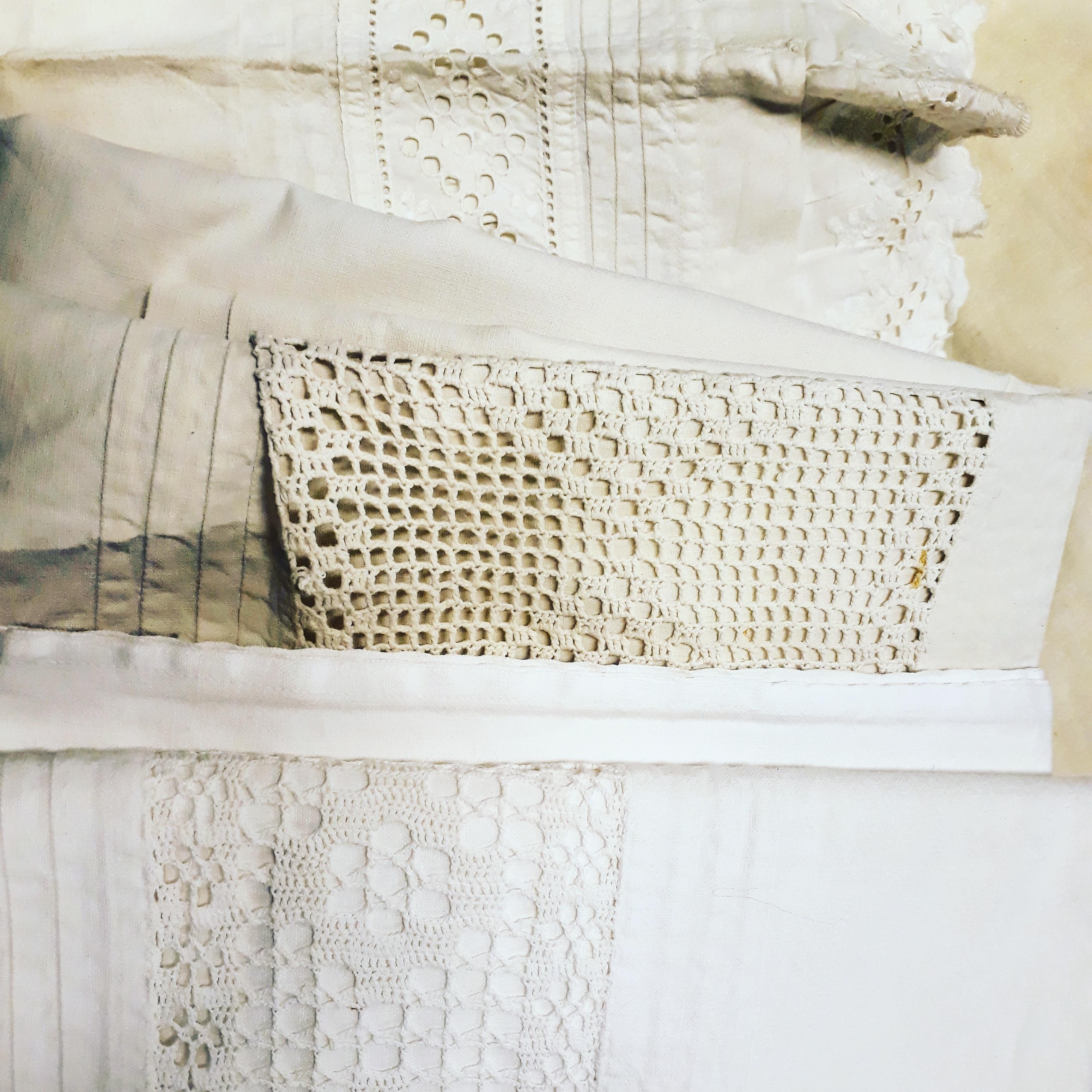 Flohmarktglück! 
Alte, wunderschön handgearbeitete Kissenbezüge aus Baumwolle und Leinen ♡
#flohmarkt #schlafzimmer 