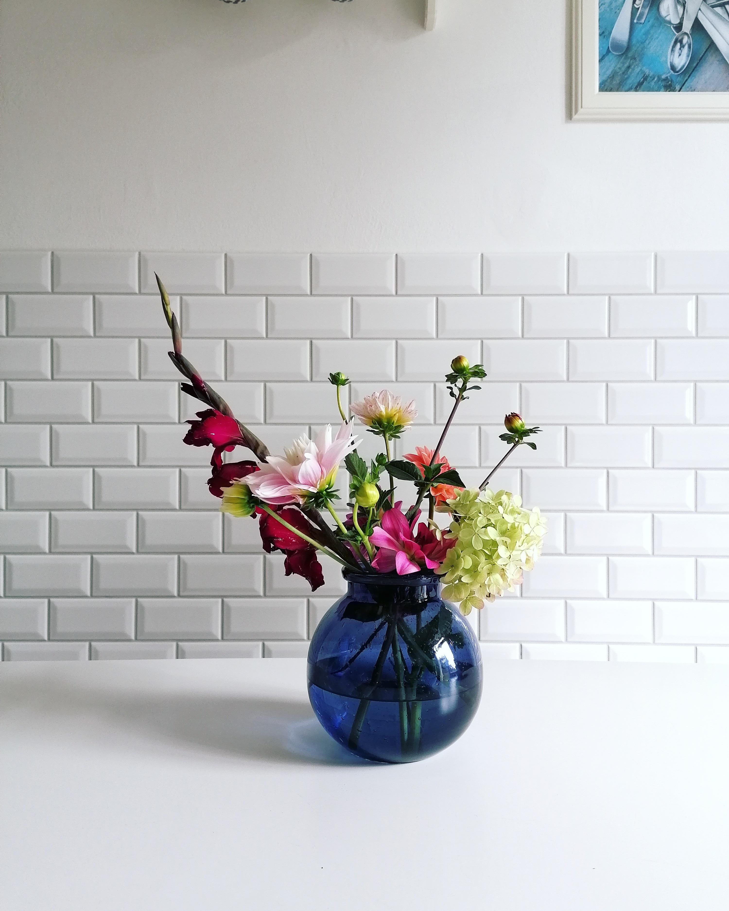 Flower Friday! ♥️ #blumen #vase #küche #metrofliesen #flowerfriday #altbau #altbauliebe 