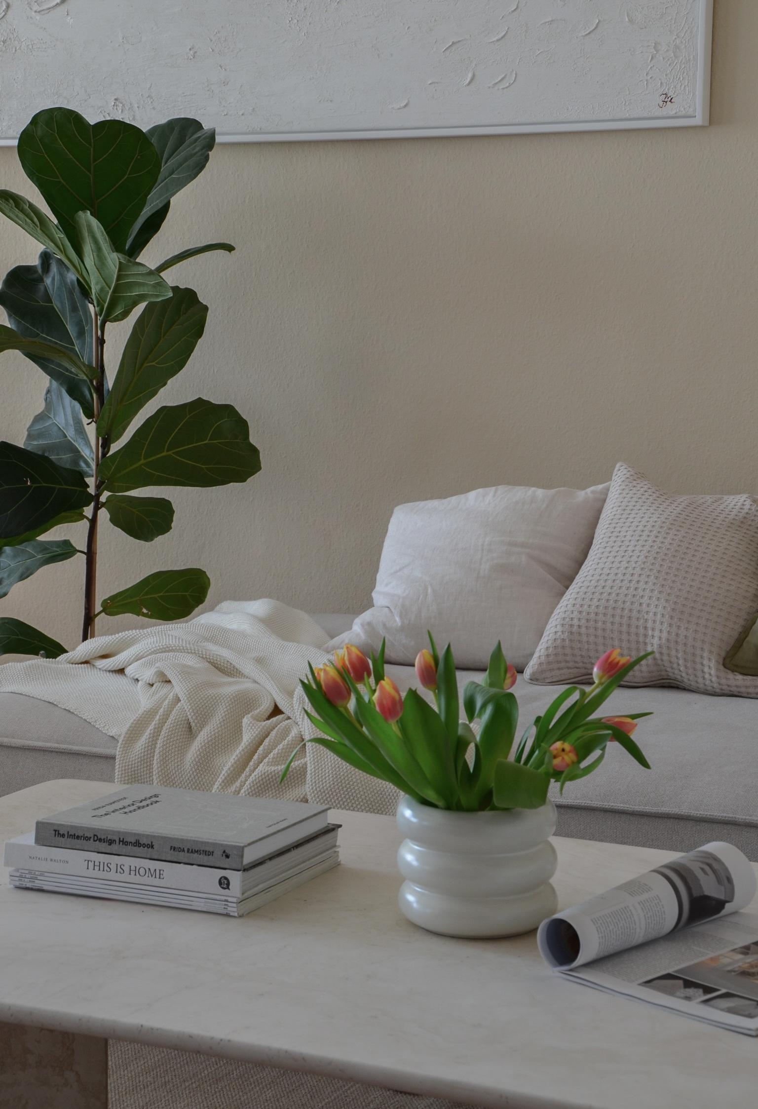 Flower Power 🌷 #wohnzimmer #interiordesign #tulpenliebe #travertintisch #minimalismus #monochromeszuhause